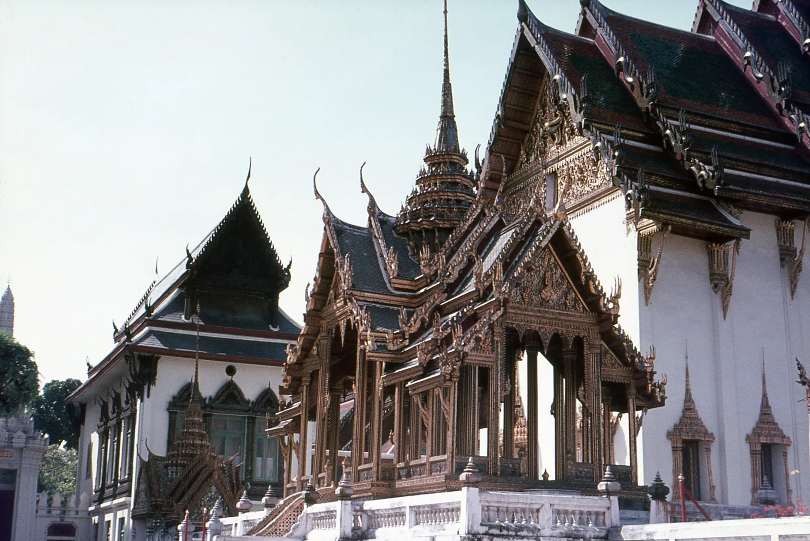 ภาพถ่ายสีเมื่อ พ.ศ. 2512 พระที่นั่งอาภรณ์ภิโมกข์ โดยมีผนัง พระที่นั่งดุสิตมหาปราสาท อยู่ทางขวา