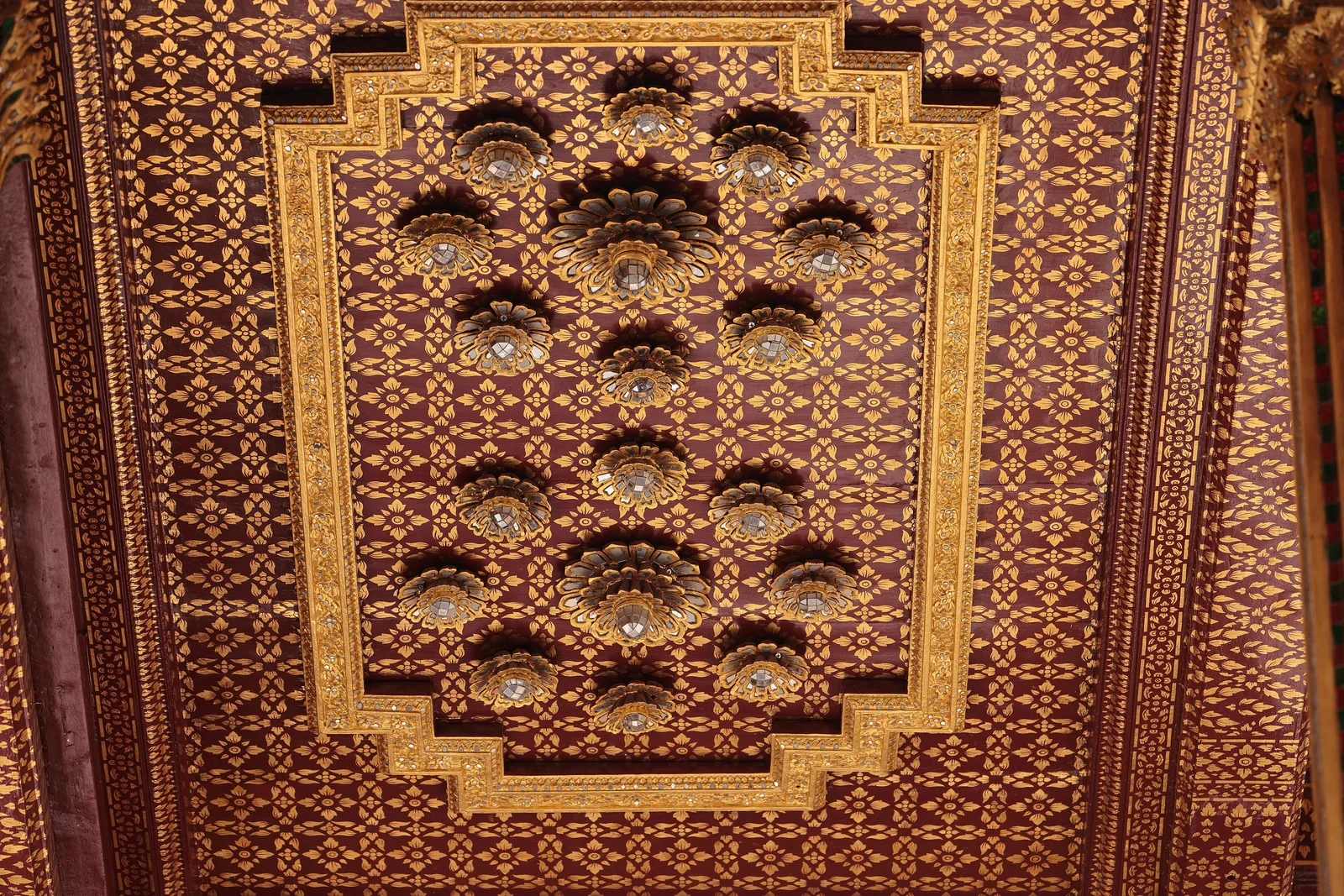 ลายดาวเพดาน พระที่นั่งอาภรณ์ภิโมกข์ ภาพถ่ายเมื่อ พ.ศ. 2567