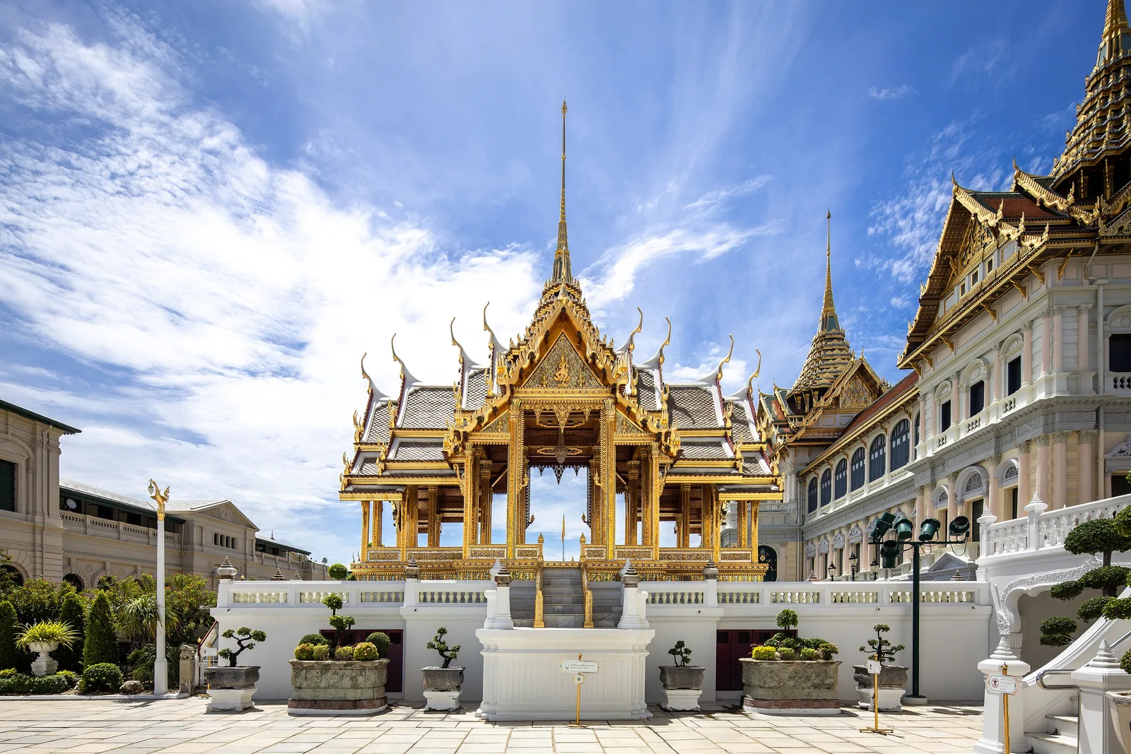 พระที่นั่งอาภรณ์ภิโมกข์ ด้านหน้า โดยมี พระที่นั่งจักรีมหาปราสาท อยู่ทางขวาของภาพ ภาพถ่ายเมื่อ พ.ศ. 2566
