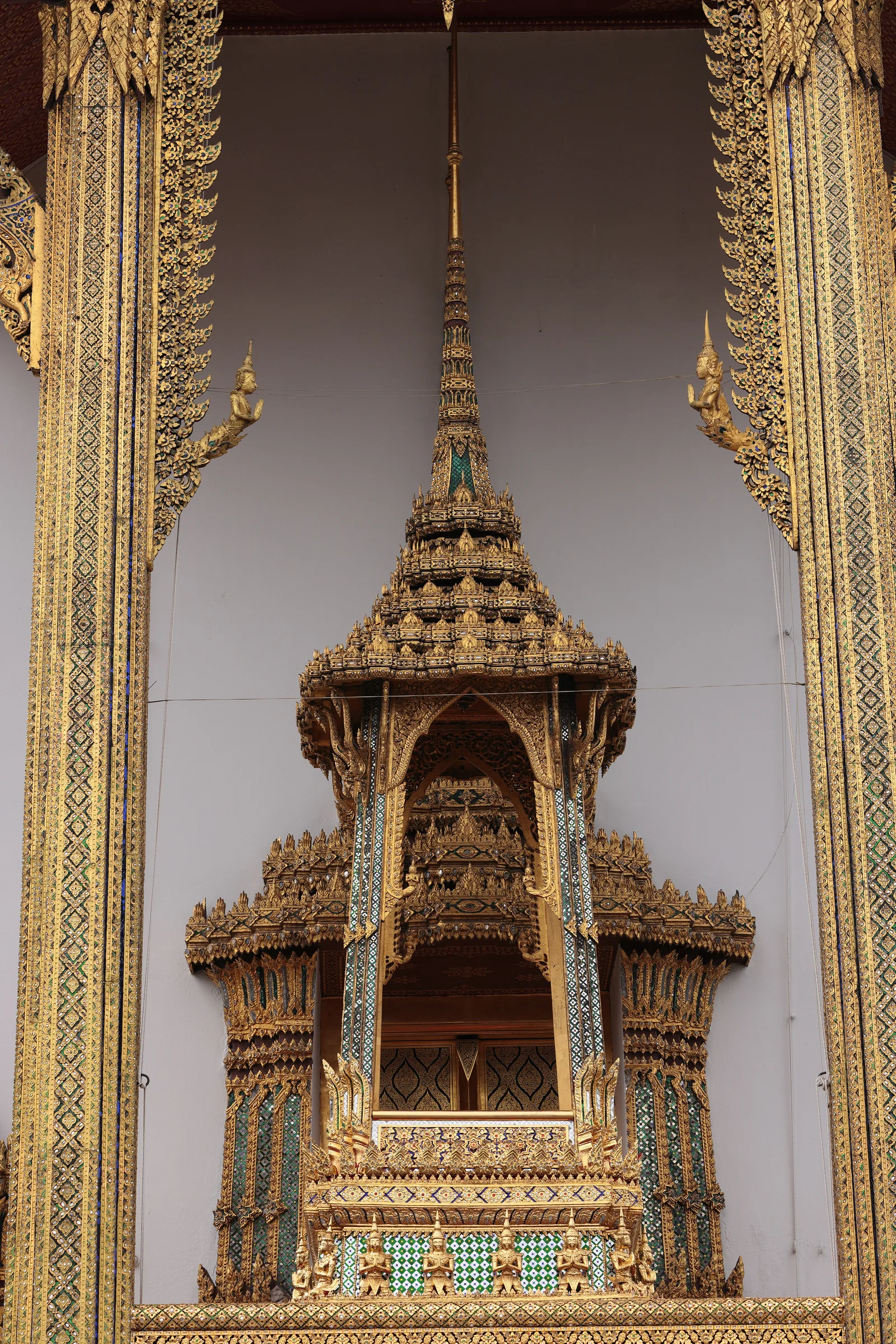 บุษบกที่มุขเด็จ พระที่นั่งดุสิตมหาปราสาท ภาพถ่ายเมื่อ พ.ศ. 2567