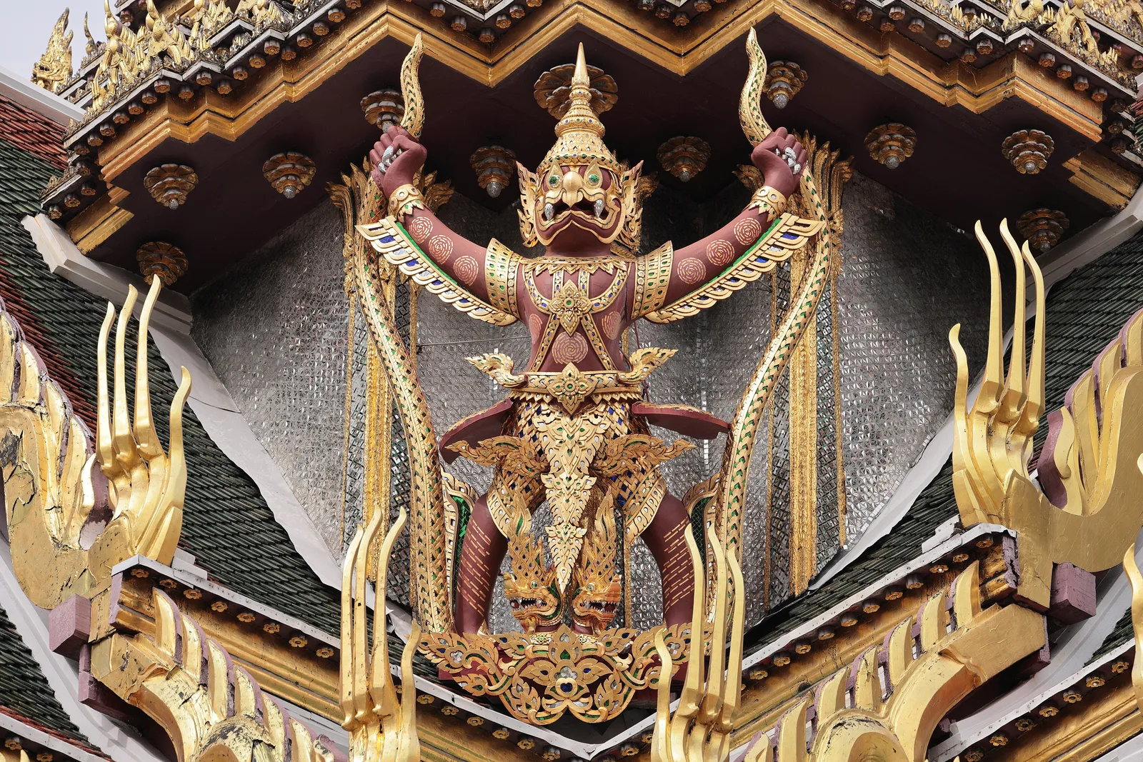 ครุฑยุดนาคประดับมุมฐานยอดปราสาท พระที่นั่งดุสิตมหาปราสาท ภาพถ่ายเมื่อ พ.ศ. 2567