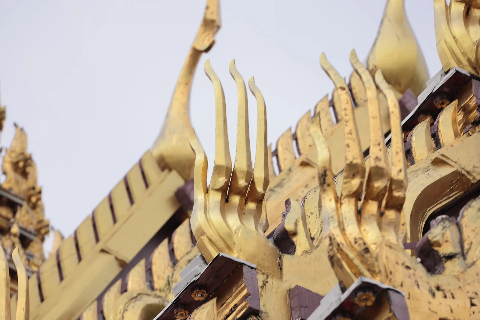 นาคเบือนประดับหลังคา พระที่นั่งดุสิตมหาปราสาท ภาพถ่ายเมื่อ พ.ศ. 2567