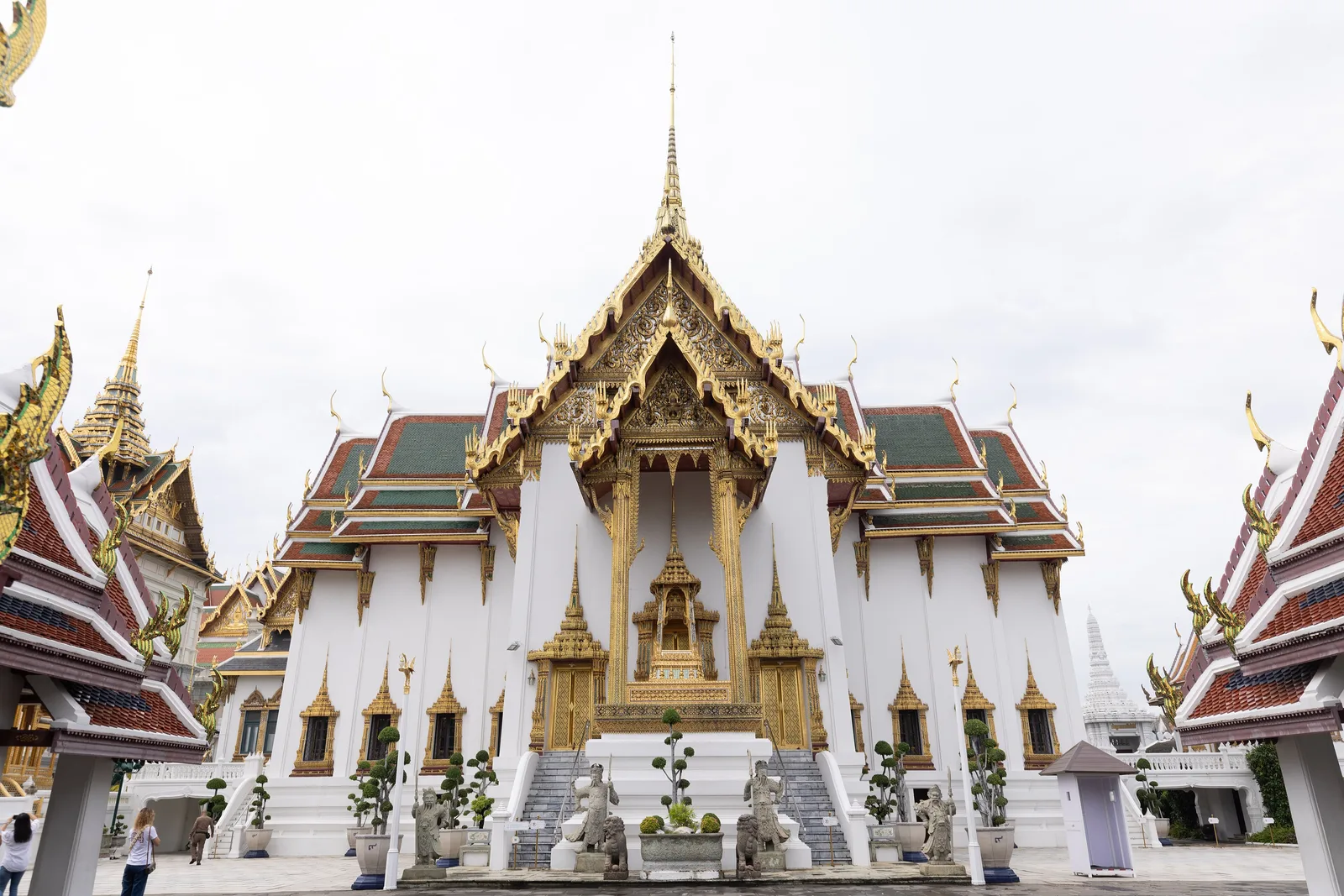 พระที่นั่งดุสิตมหาปราสาท ด้านหน้าตรง มองเห็นมุขเด็จ ภาพถ่ายเมื่อ พ.ศ. 2567