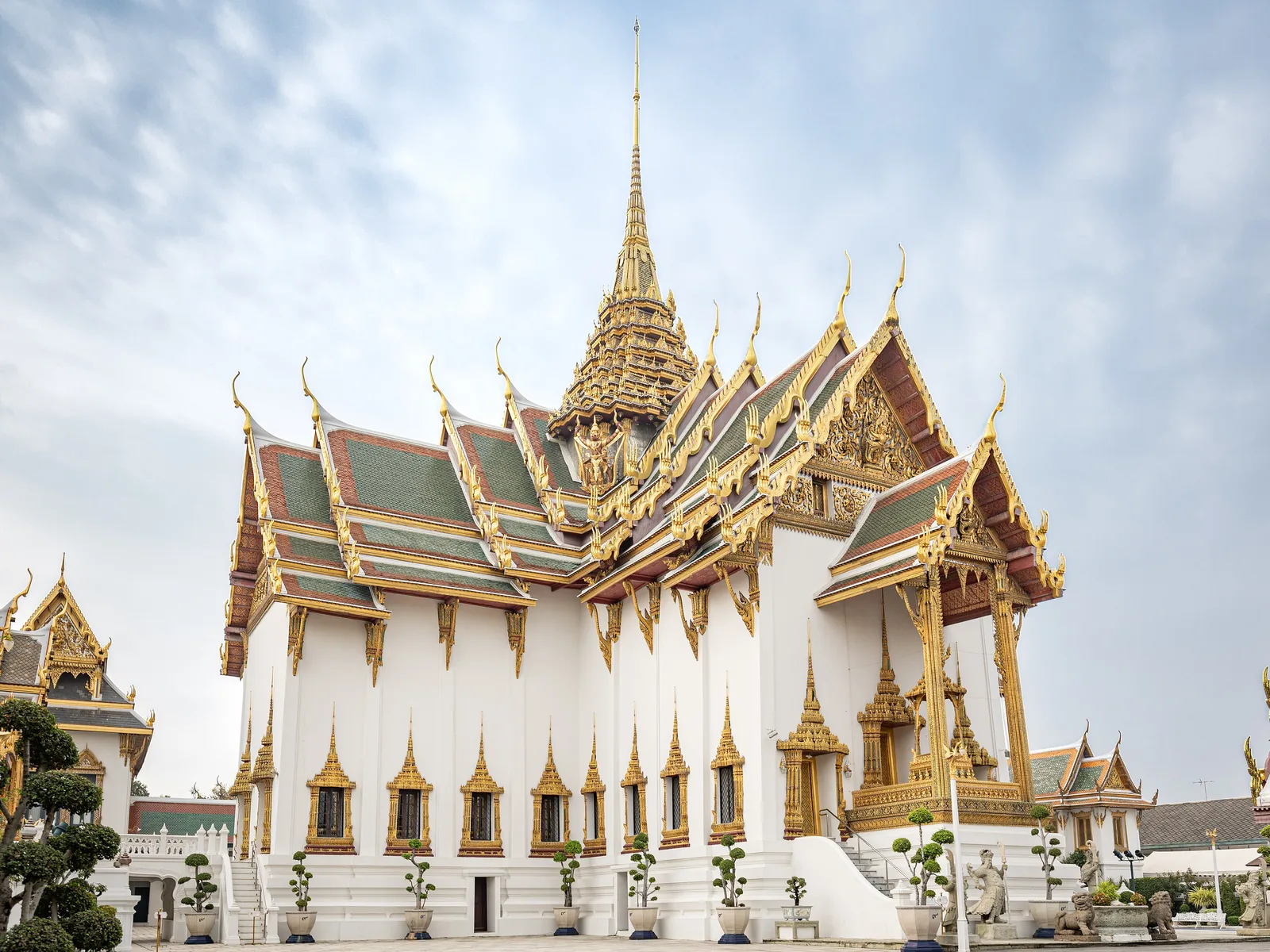 พระที่นั่งดุสิตมหาปราสาท มุมด้านข้าง ภาพถ่ายเมื่อ พ.ศ. 2567