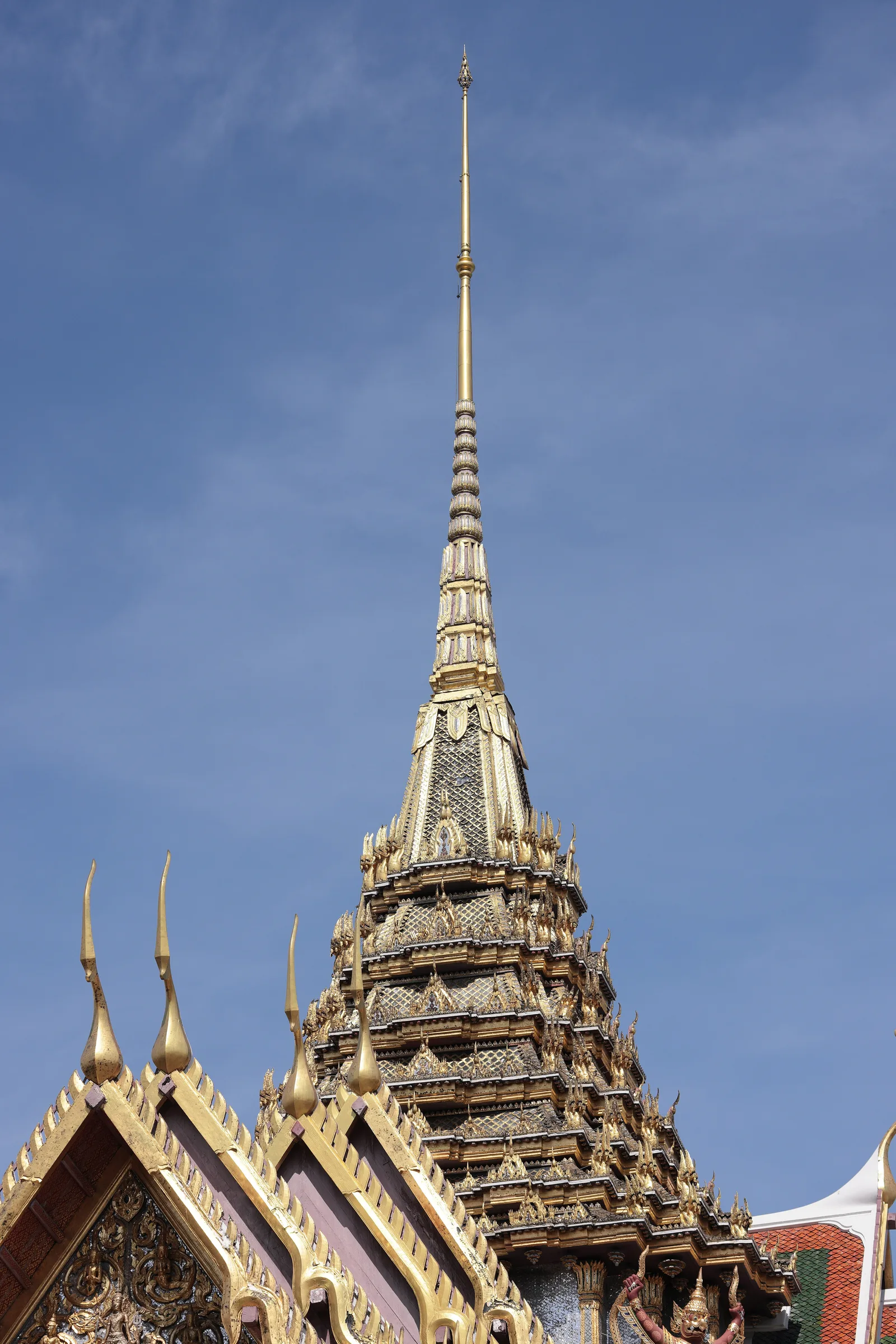ยอดปราสาทเหนือหลังคาซ้อนชั้น พระที่นั่งดุสิตมหาปราสาท ภาพถ่ายเมื่อ พ.ศ. 2567