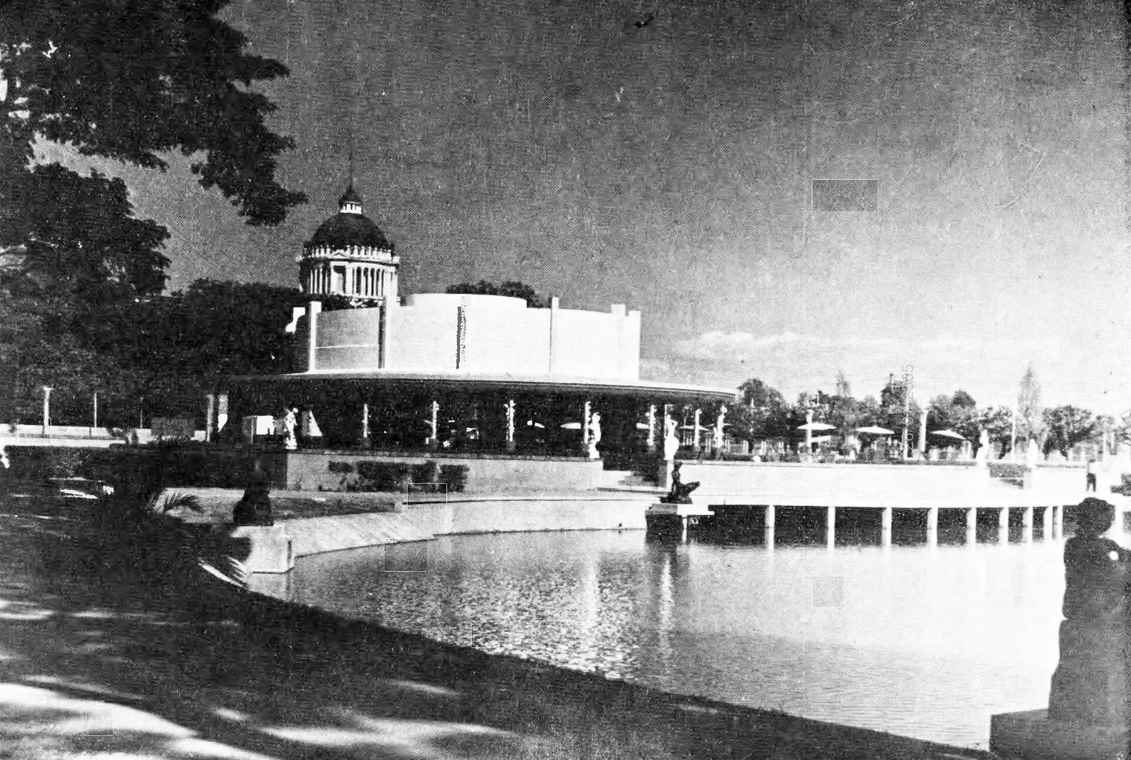 ภาพถ่ายเก่า พ.ศ. 2486 สวนอัมพร ที่โล่งด้านหน้าลาน พระบรมรูปทรงม้า จากหนังสือภาพเมืองไทย