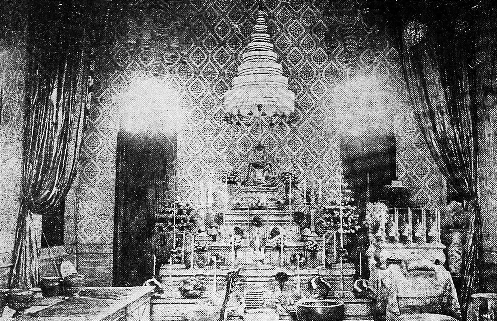 ภาพจากหนังสือตำนานพระพุทธรูปสำคัญ ค.ศ. 1932 พระพุทธรูปที่ตั้งอยู่ใน พระที่นั่งอัมพรสถาน ตามคำบรรยายของแหล่งภาพ