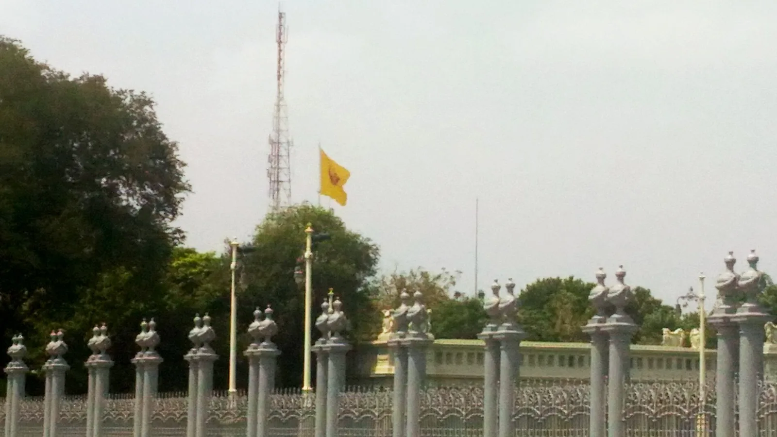 ธงมหาราช ที่ พระที่นั่งอัมพรสถาน มองจากลาน พระราชวังดุสิต ภาพถ่ายเมื่อ พ.ศ. 2560