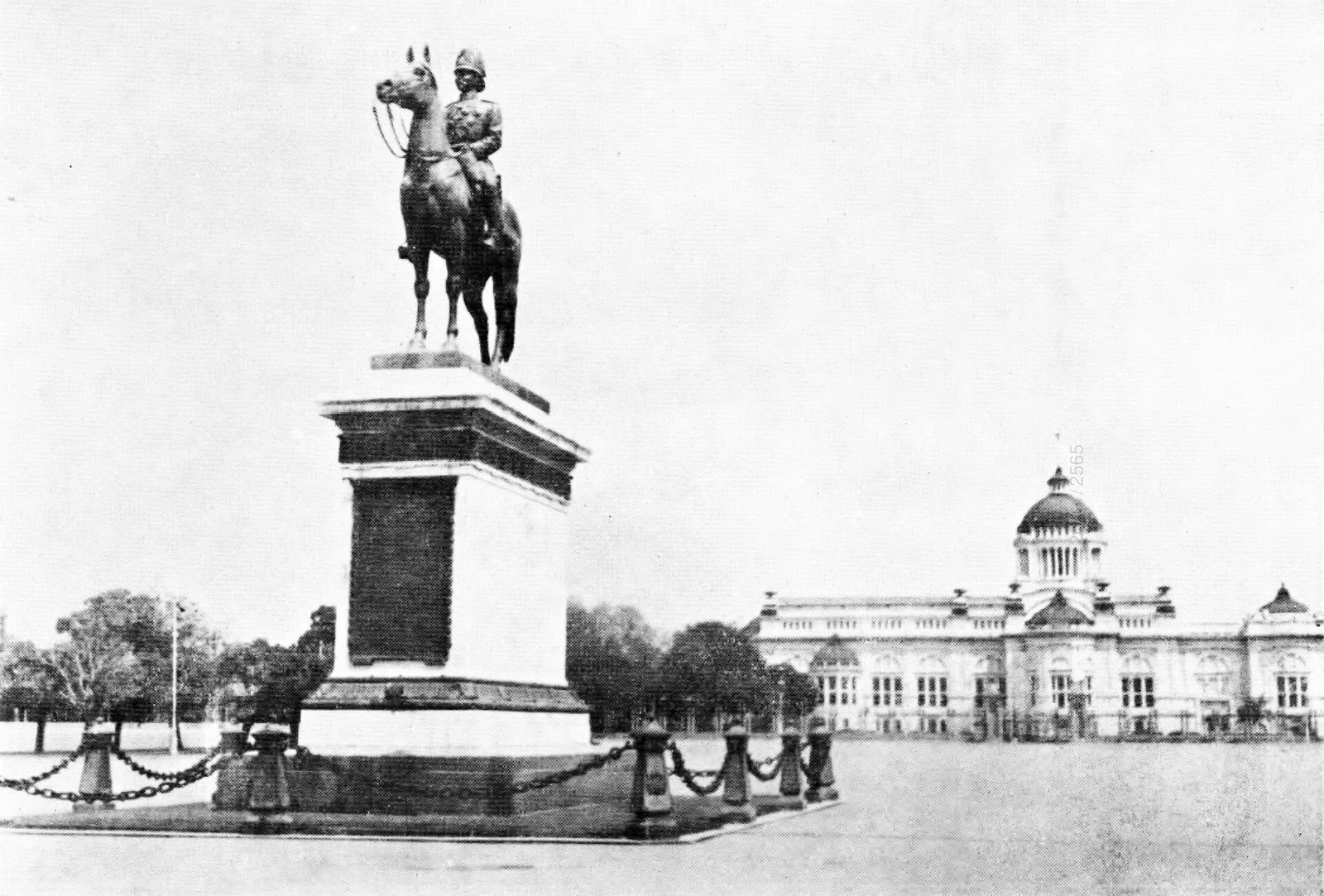ภาพถ่ายเก่า พ.ศ. 2486 พระบรมรูปทรงม้า หน้า พระที่นั่งอนันตสมาคม จากหนังสือภาพเมืองไทย