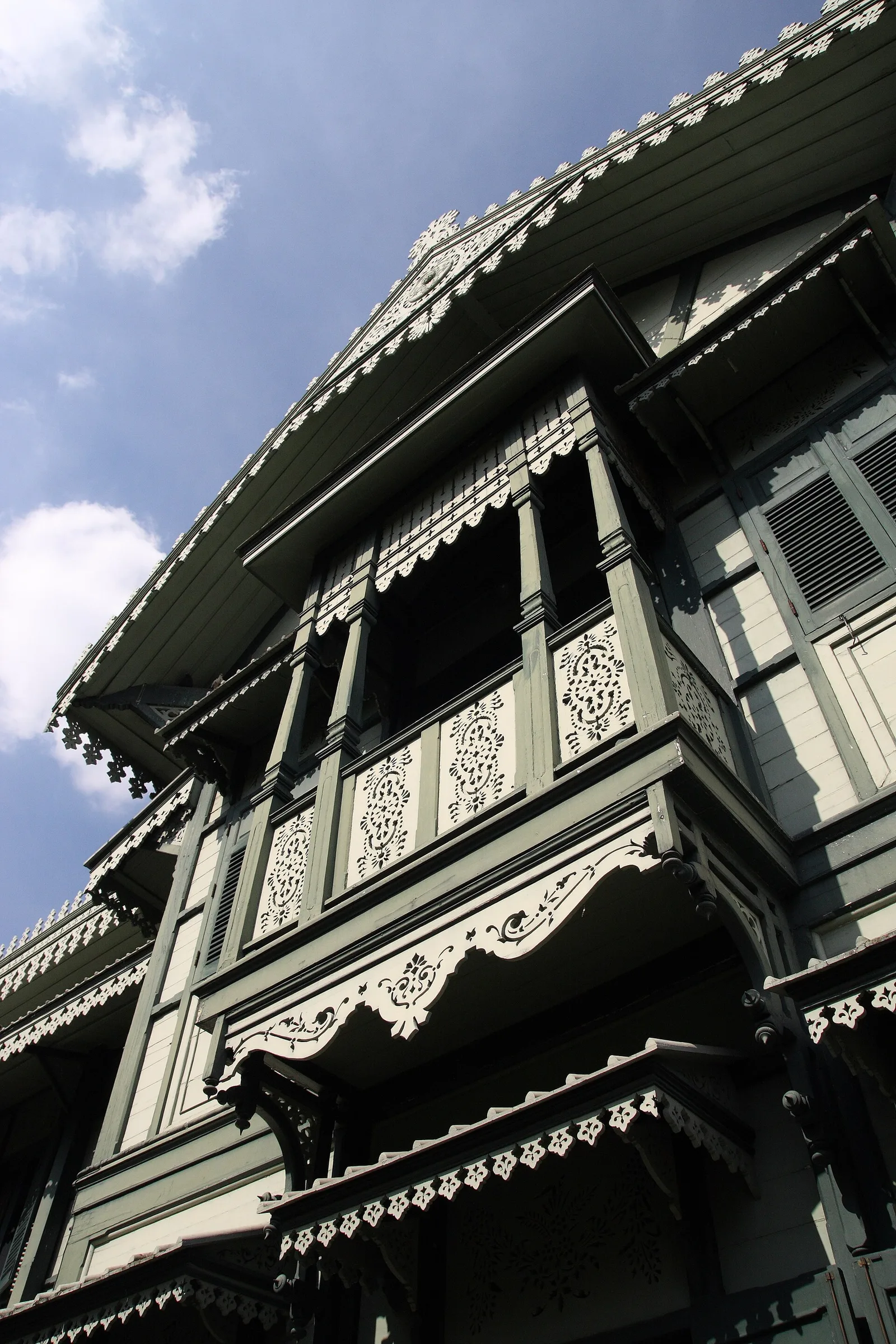 รายละเอียดชายคาไม้ฉลุของ พระตำหนักสวนหงส์ ภาพถ่ายเมื่อ พ.ศ. 2552