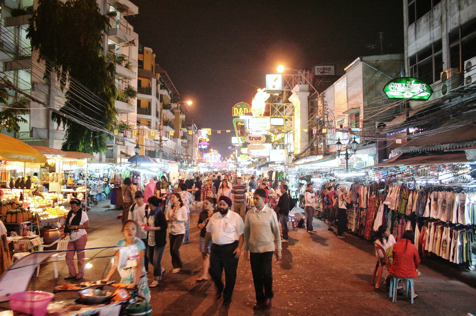 ถนนข้าวสาร กรุงเทพฯ ยามค่ำคืน มีร้านค้าและนักท่องเที่ยวเดินบนถนน (ภาพปี 2009)