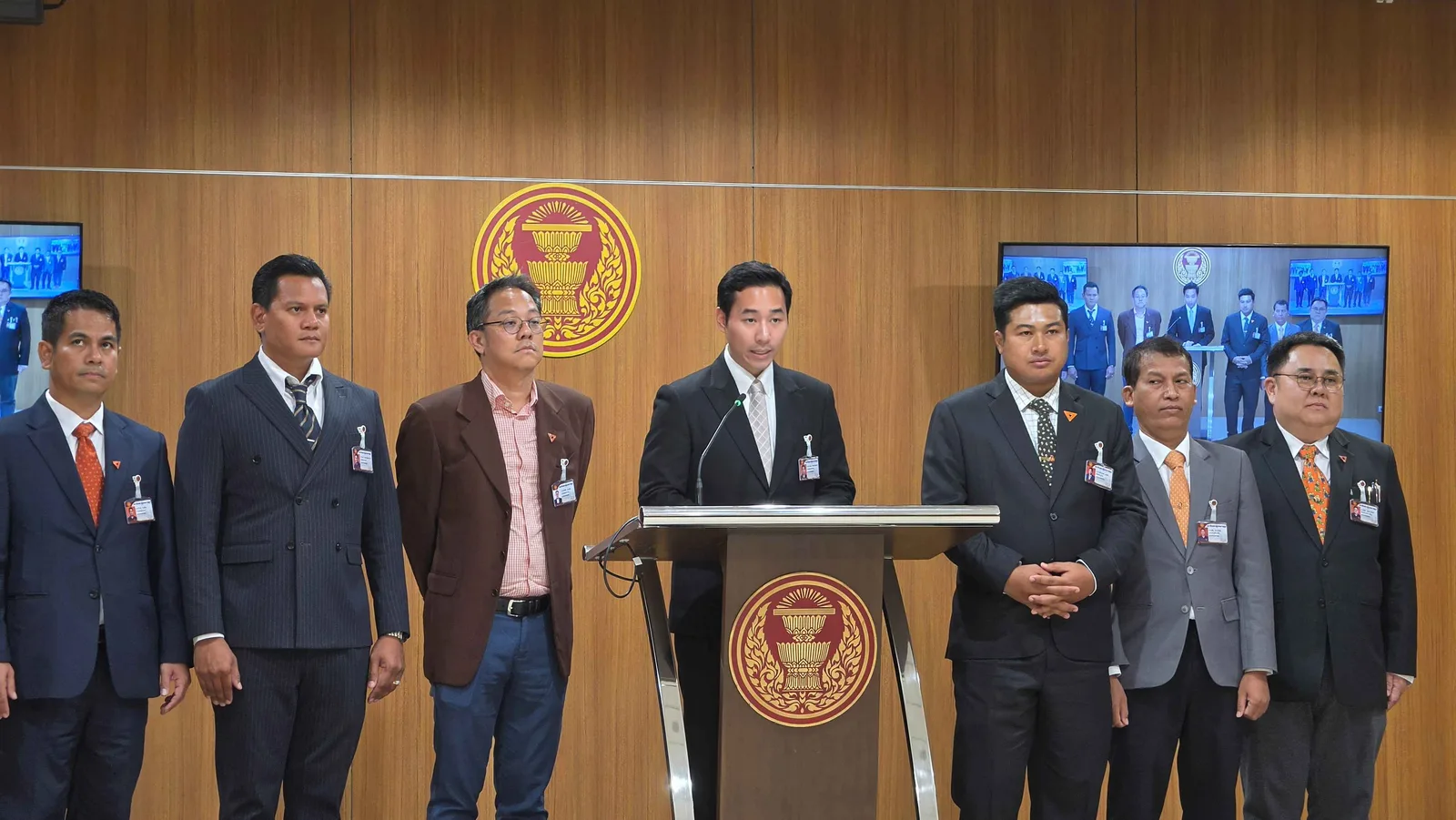 คณะ สส.พรรคประชาชนยืนแถลงข้อเสนอแก้กฎหมายสถานบริการที่ห้องแถลงข่าวรัฐสภา 21 ตุลาคม 2569
