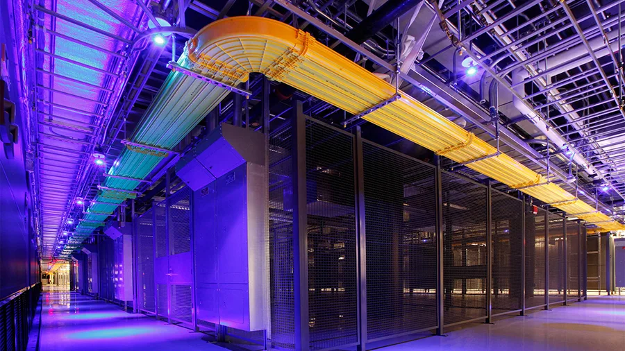 รางสายสัญญาณเหนือแถวกรงเซิร์ฟเวอร์ภายในดาต้าเซ็นเตอร์ Equinix