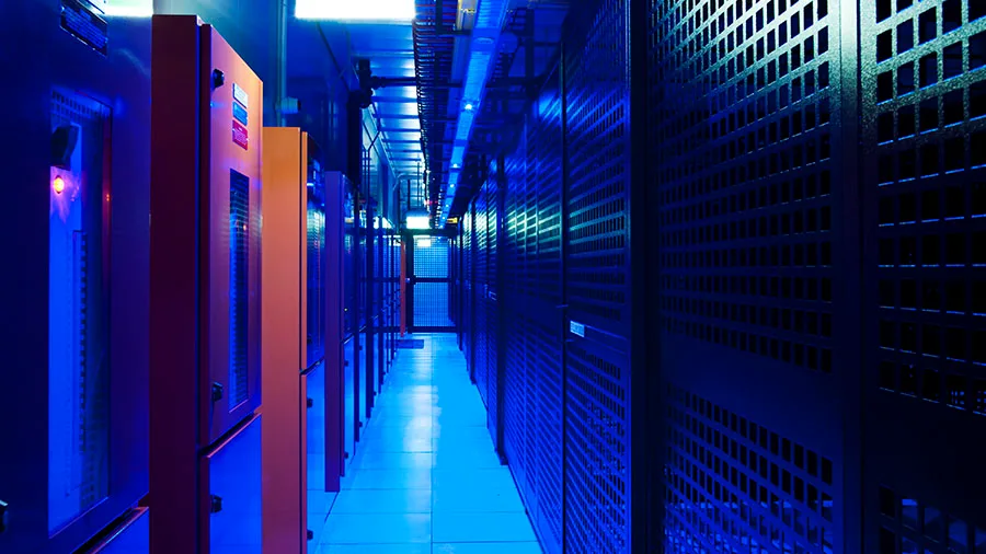 กรงเซิร์ฟเวอร์ภายในดาต้าเซ็นเตอร์ Equinix ภายใต้แสงไฟสีฟ้า