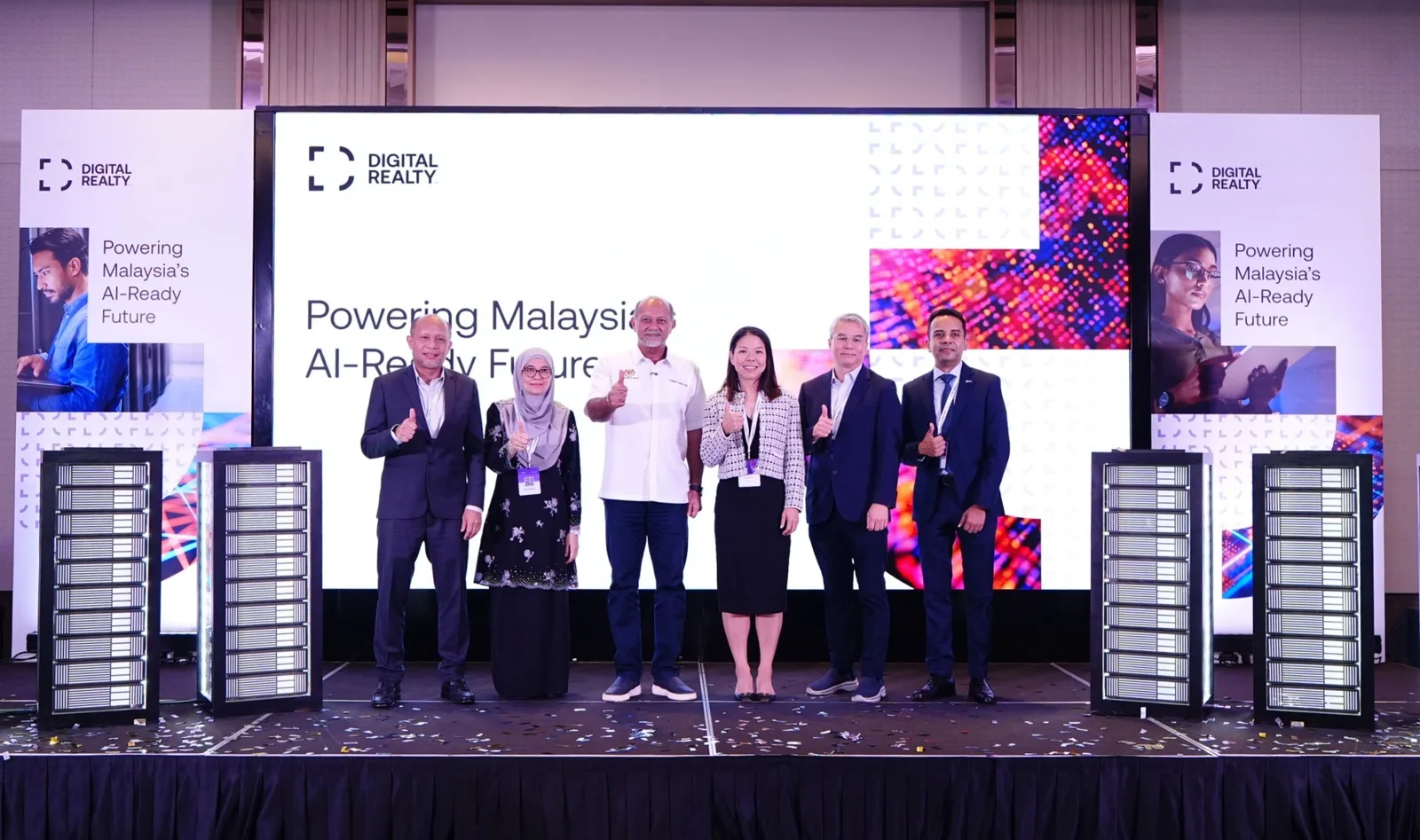 ผู้บริหาร Digital Realty และภาคีบนเวทีเปิดตัวการดำเนินงานในมาเลเซีย