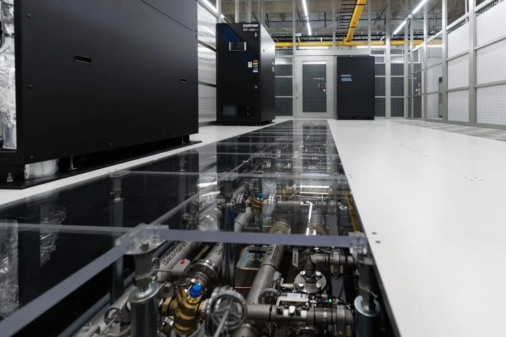 ท่อระบบ liquid cooling ใต้พื้นในดาต้าเซ็นเตอร์ Equinix ประกอบข่าว Equinix Q3 2026