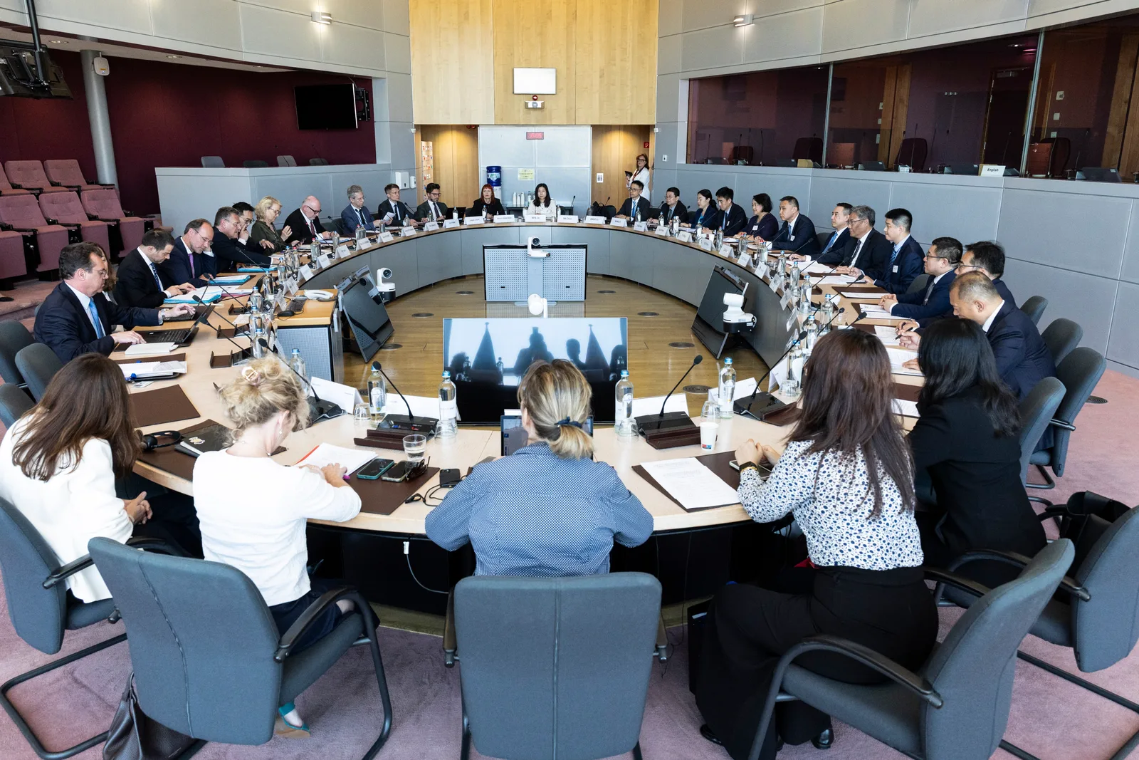 คณะผู้แทน EU และจีนนั่งประชุมรอบโต๊ะในการหารือการค้า EU-จีน ครั้งแรกภายใต้กลไก TIC ที่อาคาร Berlaymont กรุงบรัสเซลส์ 29 มิถุนายน 2026
