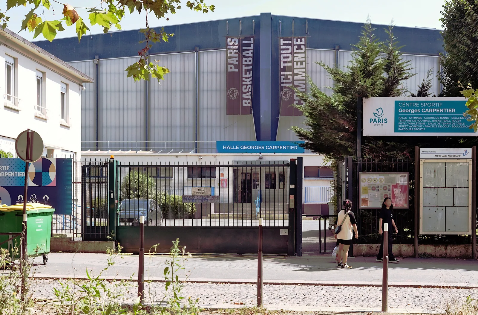 ด้านหน้า Halle Georges Carpentier บนถนน Boulevard Massena เขต 13 กรุงปารีส ภาพถ่ายปี 2024