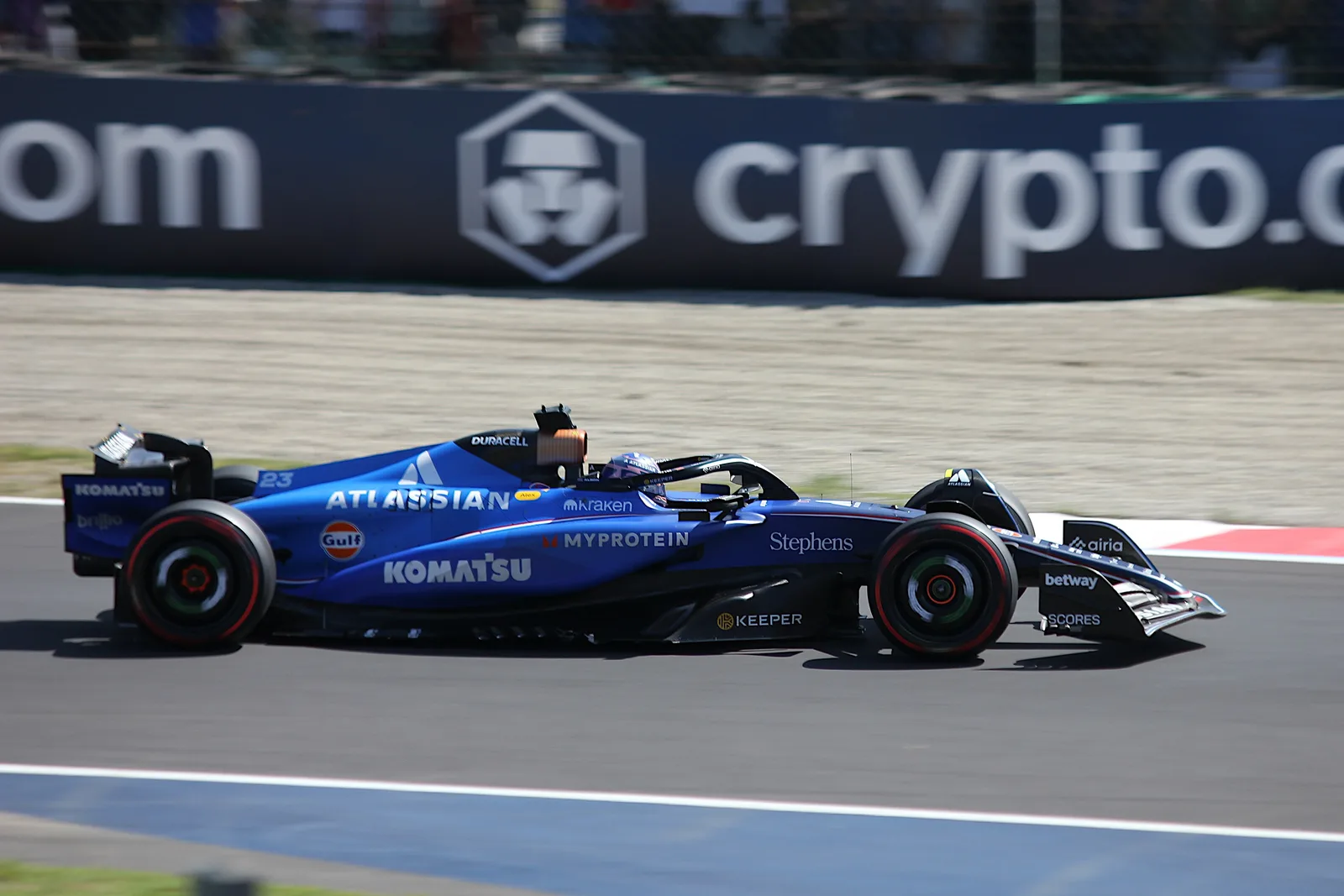 Alexander Albon ขับรถ Williams FW47 สีน้ำเงินบนแทร็กในการซ้อม FP3 รายการ F1 อิตาลี 2025