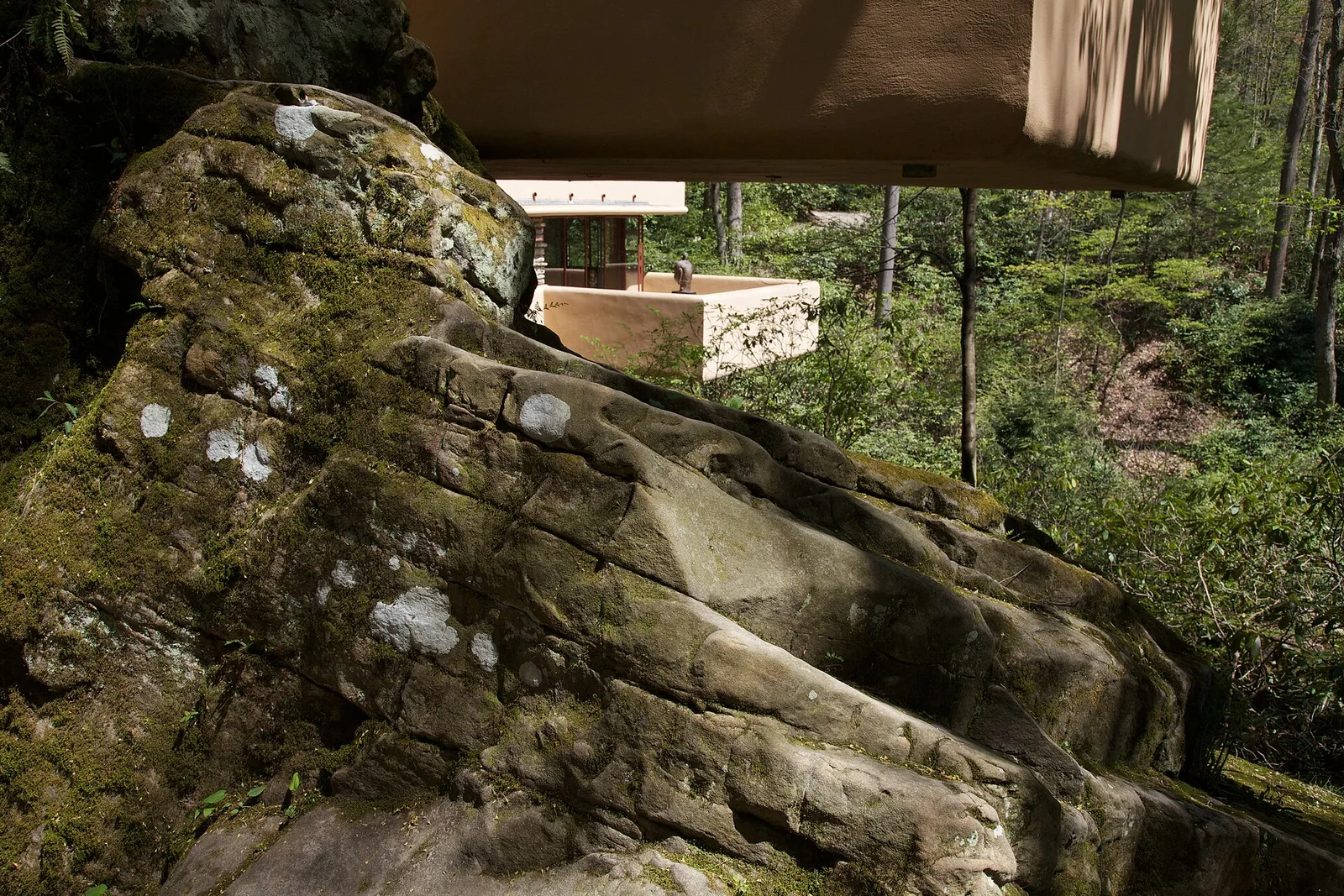 หินก้อนใหญ่ด้านหลังบ้าน Fallingwater ใต้ระเบียงด้านหลัง