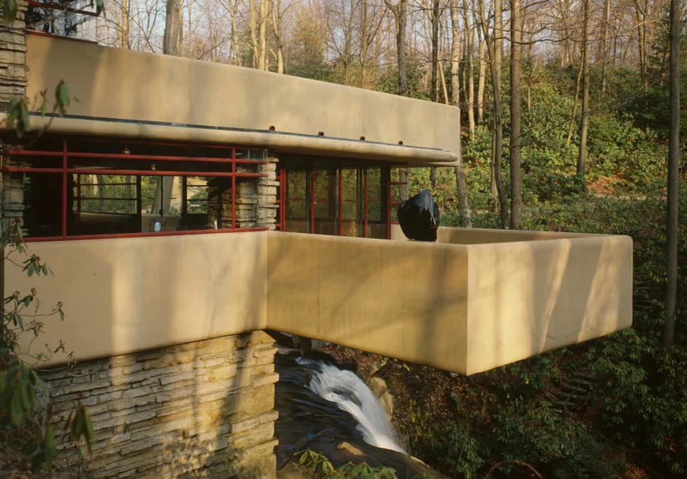 ระเบียงห้องนั่งเล่นด้านตะวันตกของบ้าน Fallingwater เหนือสันน้ำตก ภาพ HABS