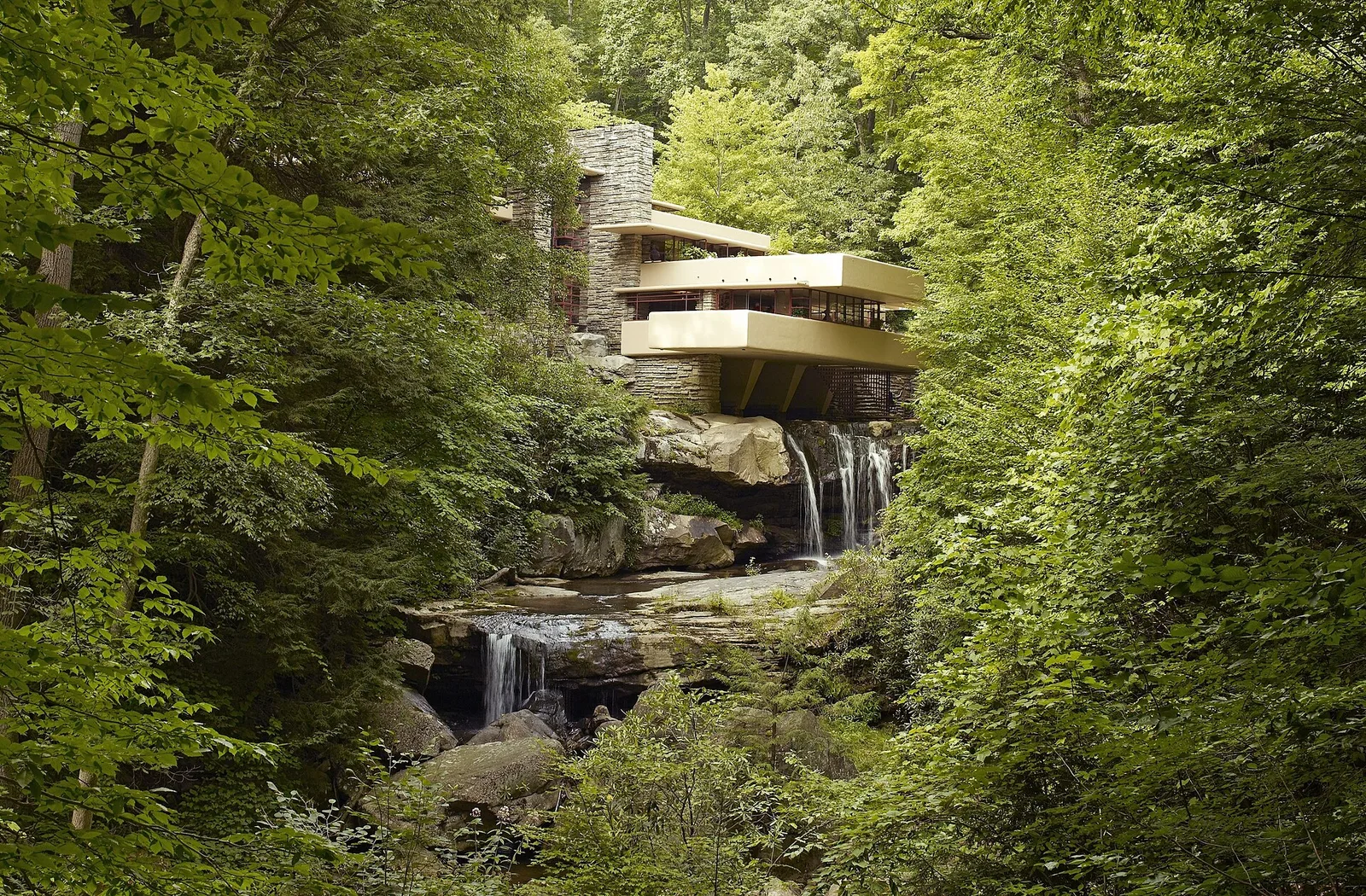บ้าน Fallingwater ของ Frank Lloyd Wright ยื่นเหนือน้ำตกท่ามกลางป่า