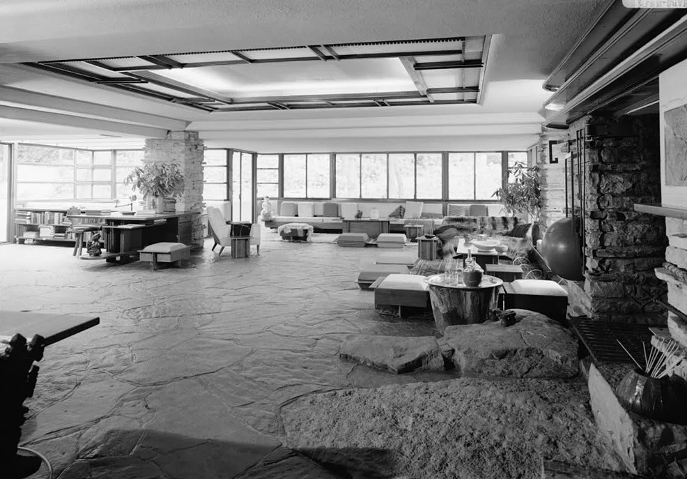 ห้องนั่งเล่นของบ้าน Fallingwater มองจากห้องครัว ภาพ HABS