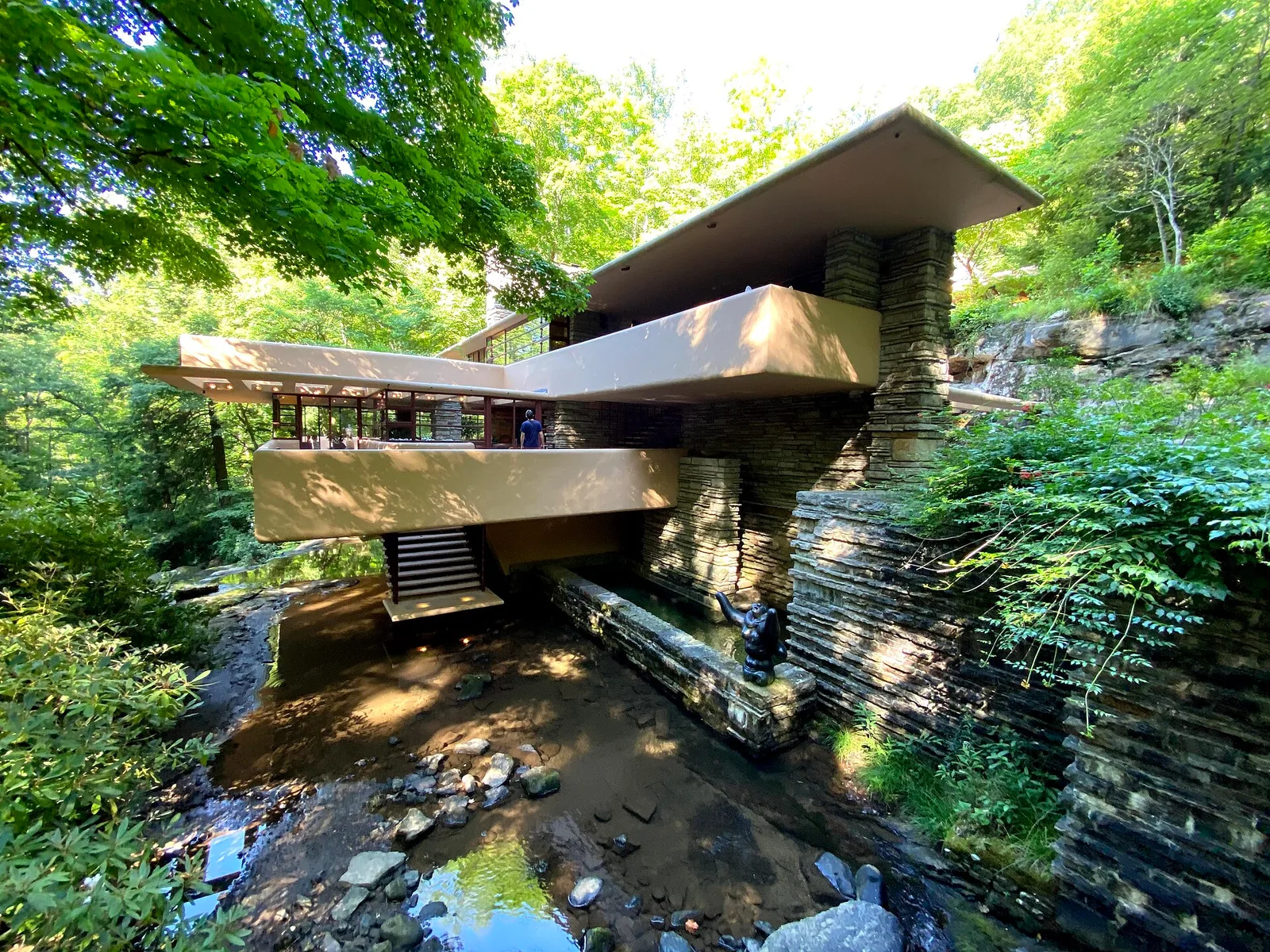 บ้าน Fallingwater กลางป่าในฤดูร้อนปี 2020