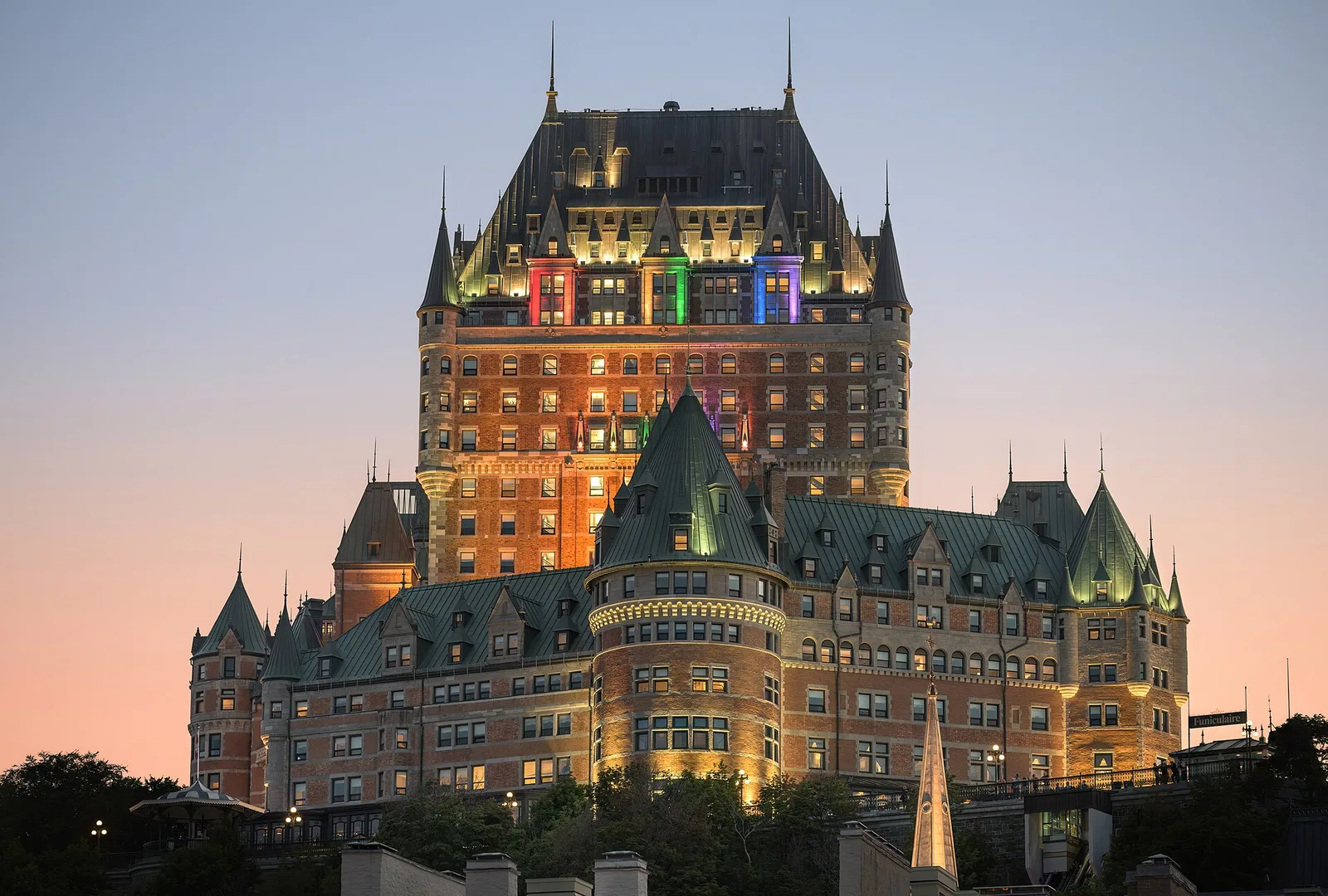 โรงแรม Château Frontenac เมืองควิเบก แคนาดา ยามพลบค่ำ สถานที่การก่อตั้ง FAO เมื่อ 16 ตุลาคม 1945 ภาพถ่ายปี 2022