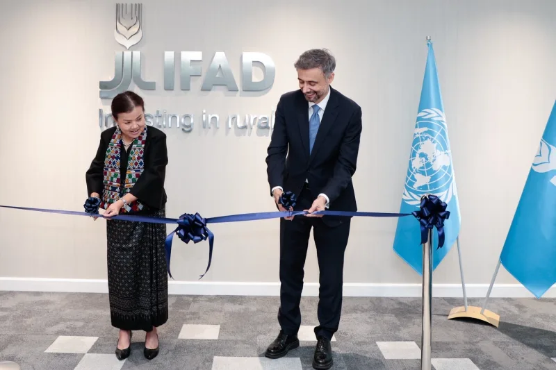 พิธีตัดริบบิ้นเปิดสำนักงานถาวร IFAD ประจำภูมิภาคเอเชียและแปซิฟิก หน้าป้าย IFAD Investing in rural people ที่อาคารสหประชาชาติ กรุงเทพฯ
