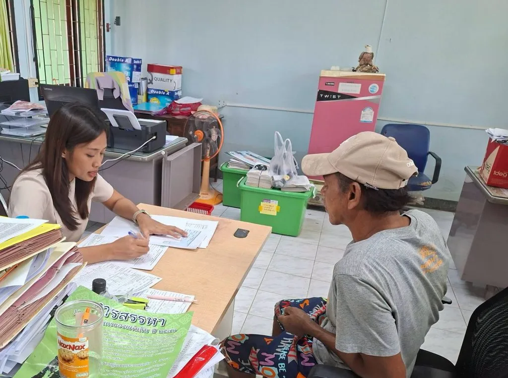 เจ้าหน้าที่เกษตรรับเรื่องจากเกษตรกรที่สำนักงานในจังหวัดฉะเชิงเทรา เดือนตุลาคม 2569