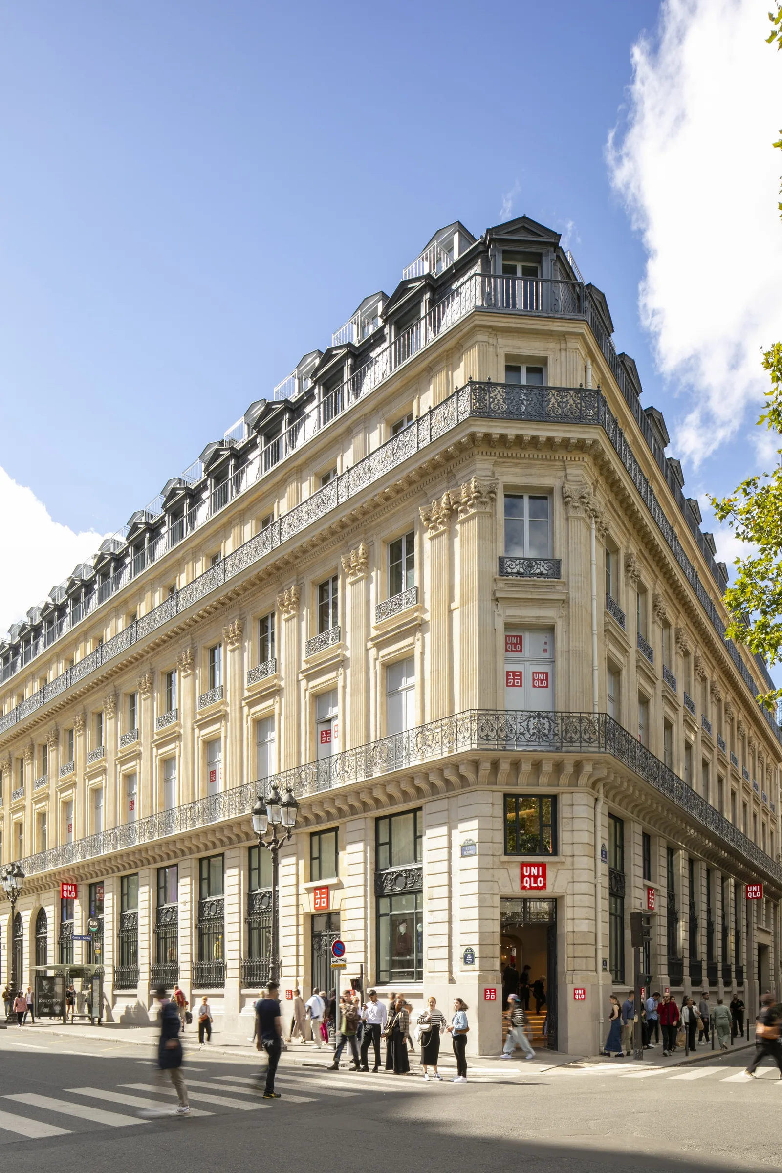 อาคารร้าน UNIQLO Paris Opera ร้านเรือธงระดับโลกของ UNIQLO ในปารีส ฝรั่งเศส