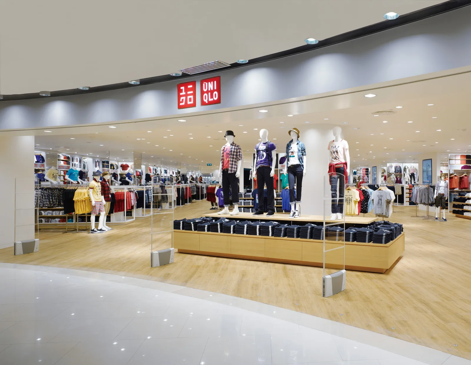 หน้าร้าน UNIQLO สาขาเซ็นทรัลเวิลด์ กรุงเทพฯ จากคลังภาพของ Fast Retailing