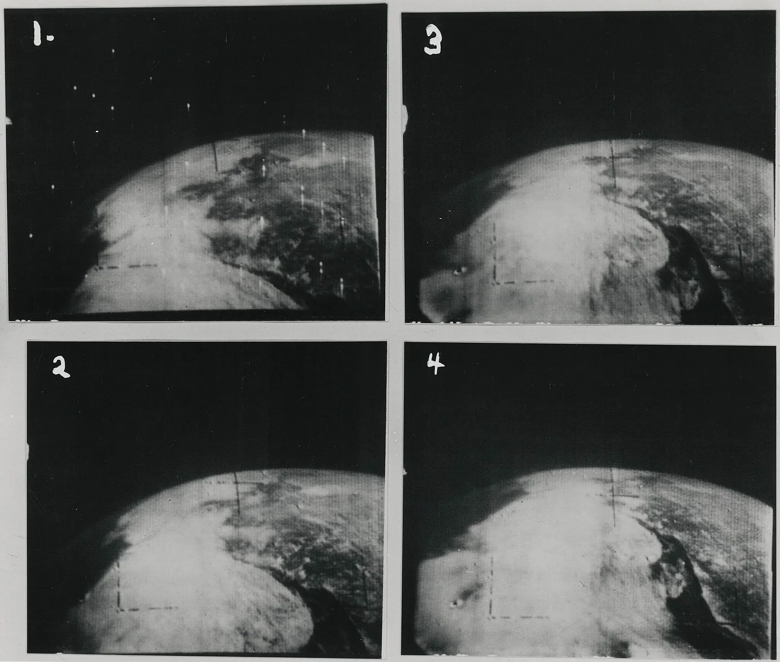 ภาพโทรทัศน์ 4 เฟรมจากดาวเทียม TIROS-1 ปี 1960 แสดงขอบโลกและเมฆเหนือตะวันออกเฉียงเหนือของทวีปอเมริกาเหนือ