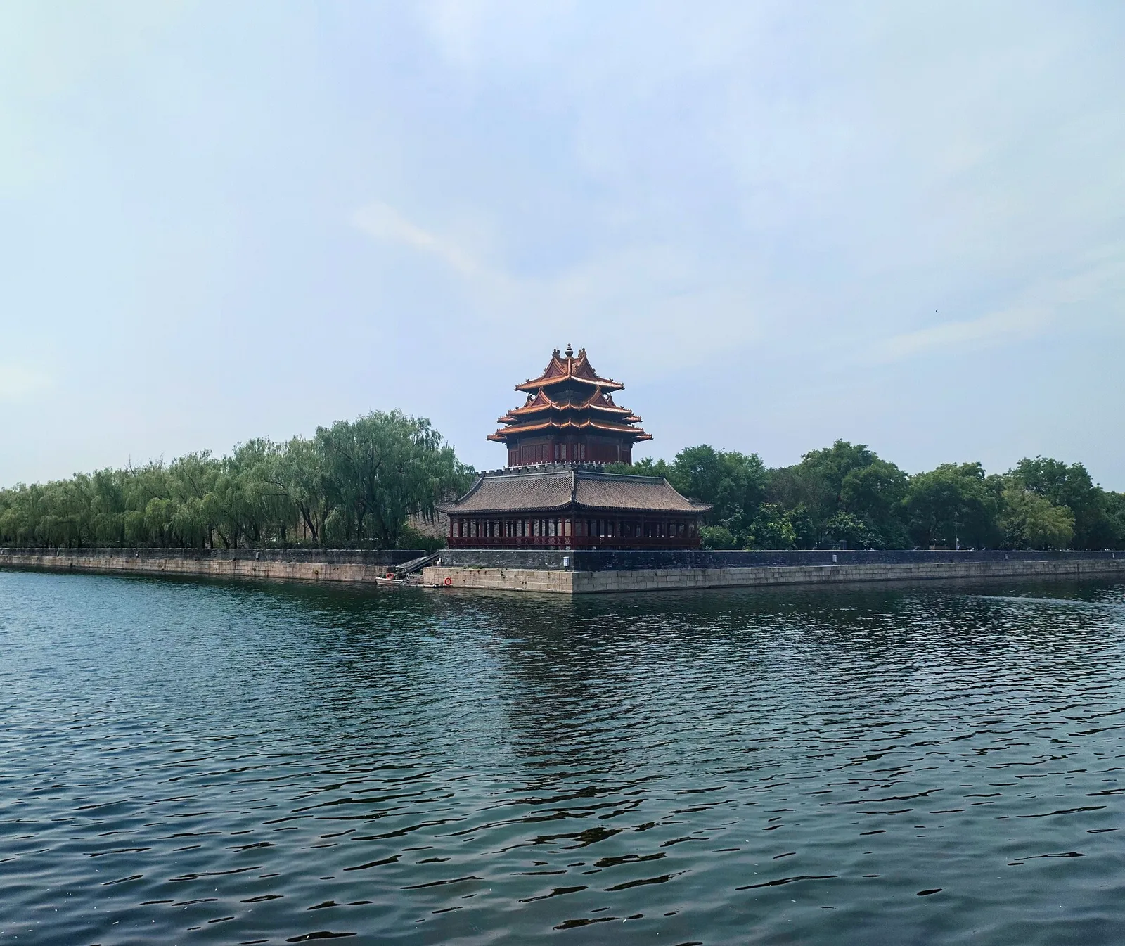 หอมุมของพระราชวังต้องห้ามริมคูน้ำ ภาพถ่ายเดือนมิถุนายน 2024