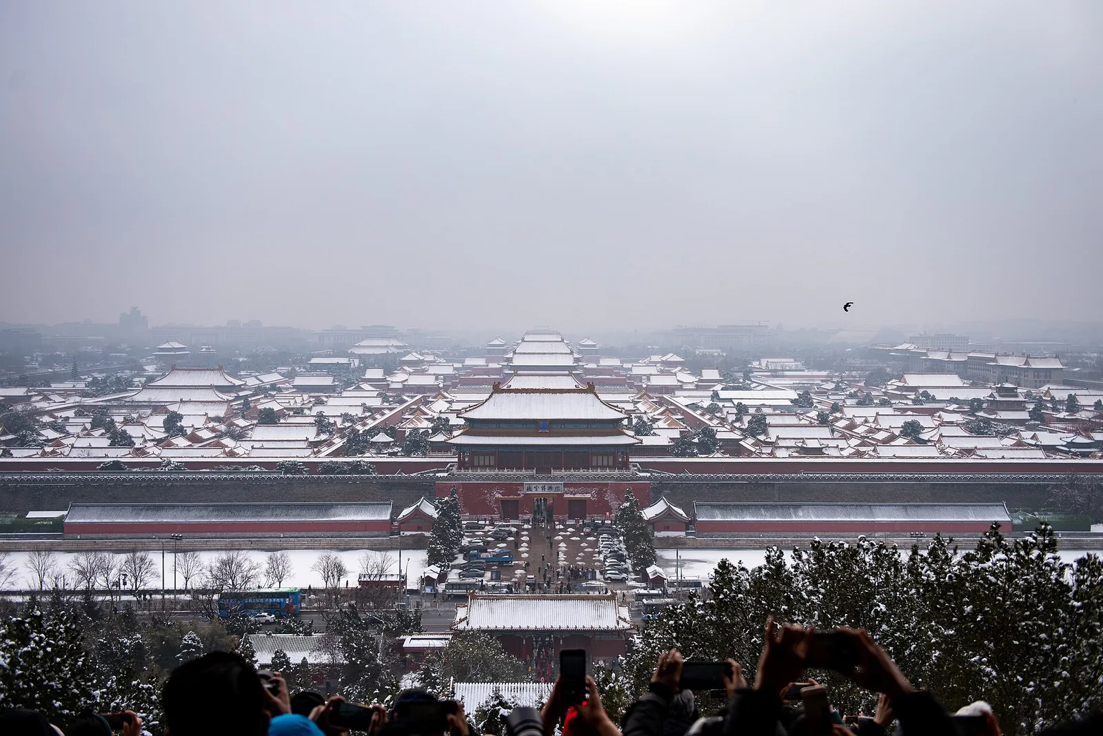หลังคาพระราชวังต้องห้ามหลังหิมะตก มองจากศาลาว่านชุนถิง ภาพถ่ายวันที่ 6 มกราคม 2020