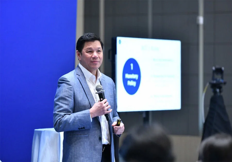 ผู้ว่าการธนาคารแห่งประเทศไทยยืนข้างจอนำเสนอในงาน GovernorConnect