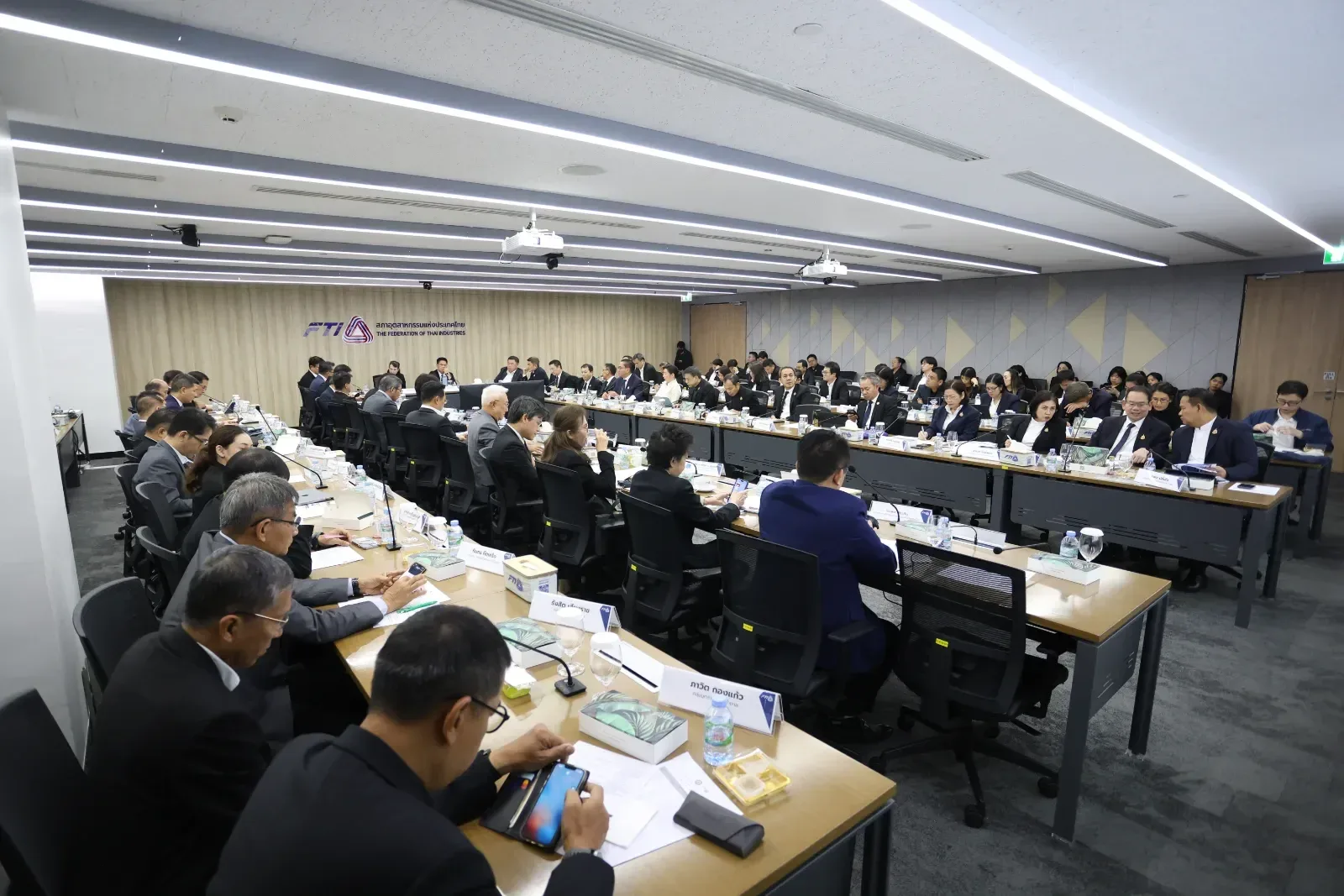 ภาพมุมกว้างห้องประชุม ส.อ.ท. ที่ผู้บริหาร ส.อ.ท. และกระทรวงอุตสาหกรรมนั่งหารือรอบโต๊ะประชุม