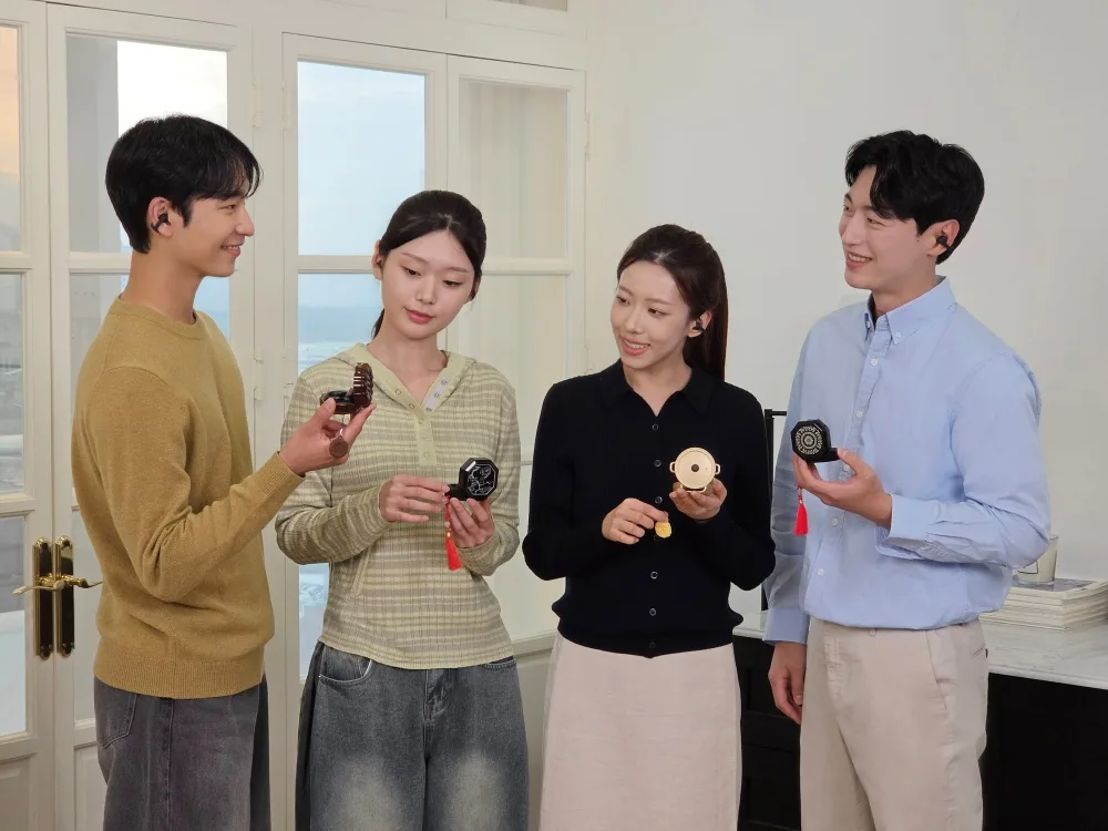 Galaxy Buds On ราคา 299,000 วอน วางโชว์คู่กับอุปกรณ์เสริมตกแต่งเคสชาร์จของ Galaxy Buds4 series