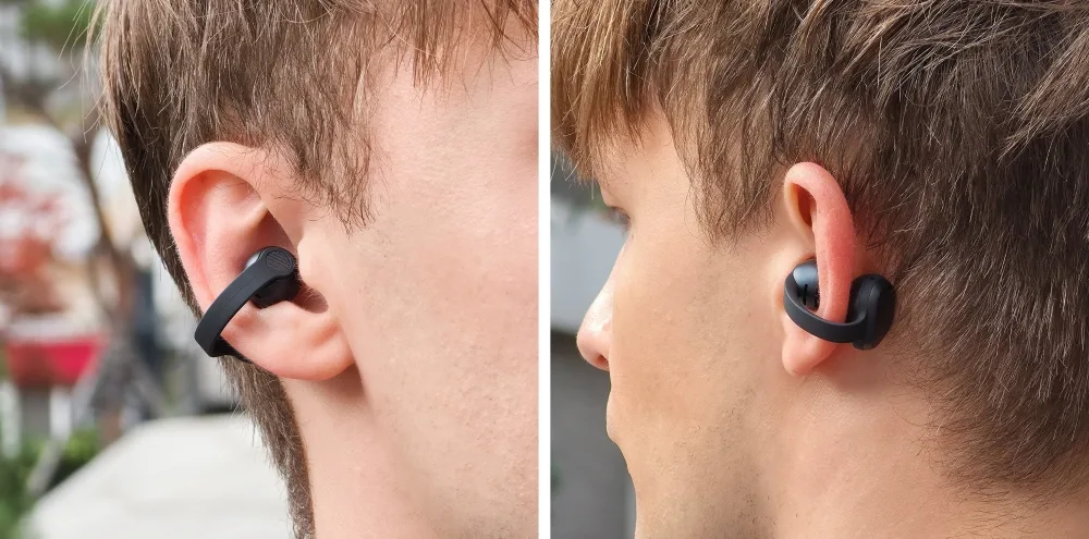 Galaxy Buds On เกี่ยวที่ใบหู มุมมองด้านข้างสองมุม เห็นแถบคลิปที่โอบรอบใบหู