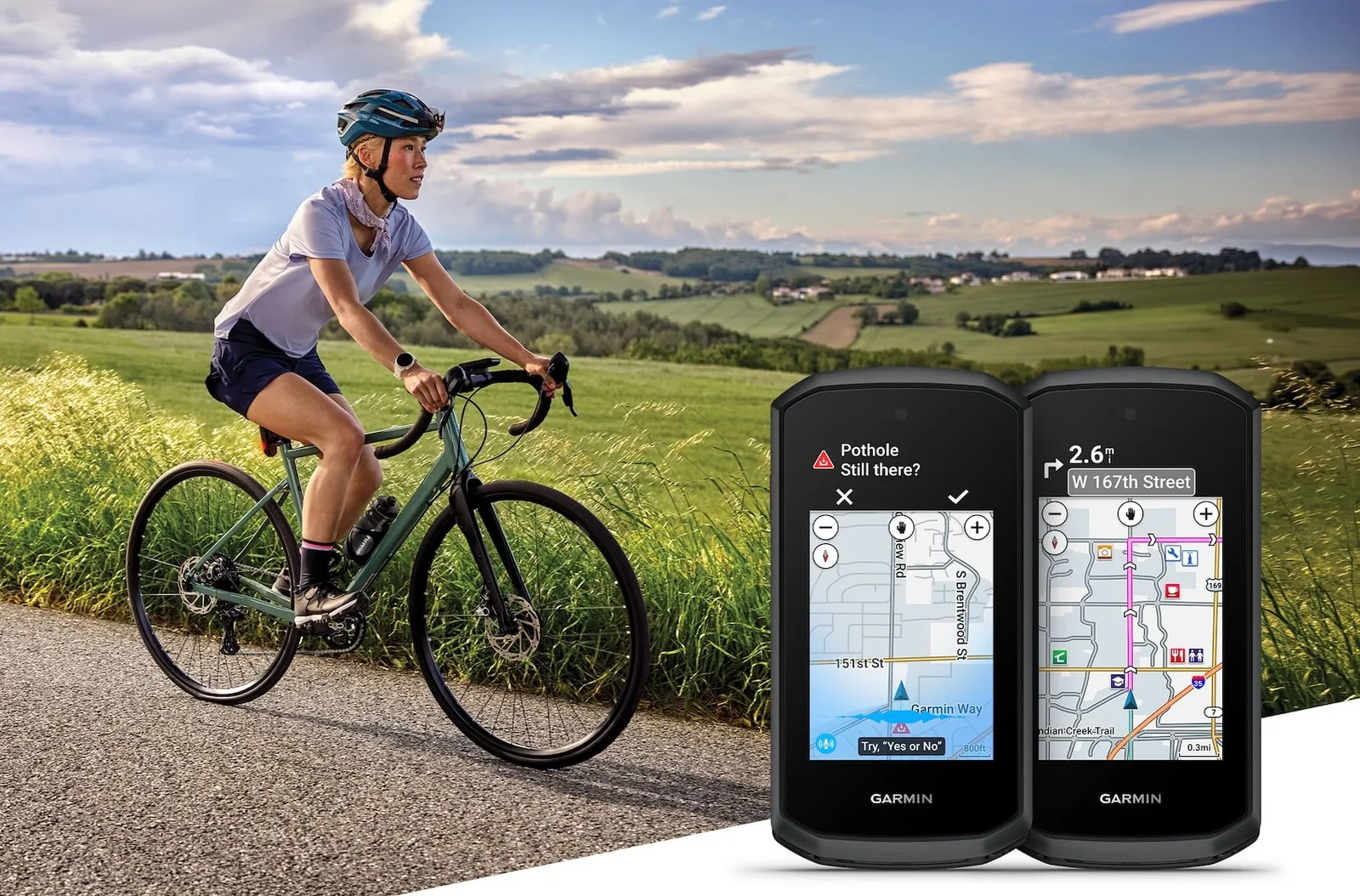 Edge Explore 3 สองเครื่องแสดงการแจ้งเตือนหลุมบนถนนและการนำทาง ข้างนักปั่นจักรยานบนถนนชนบท