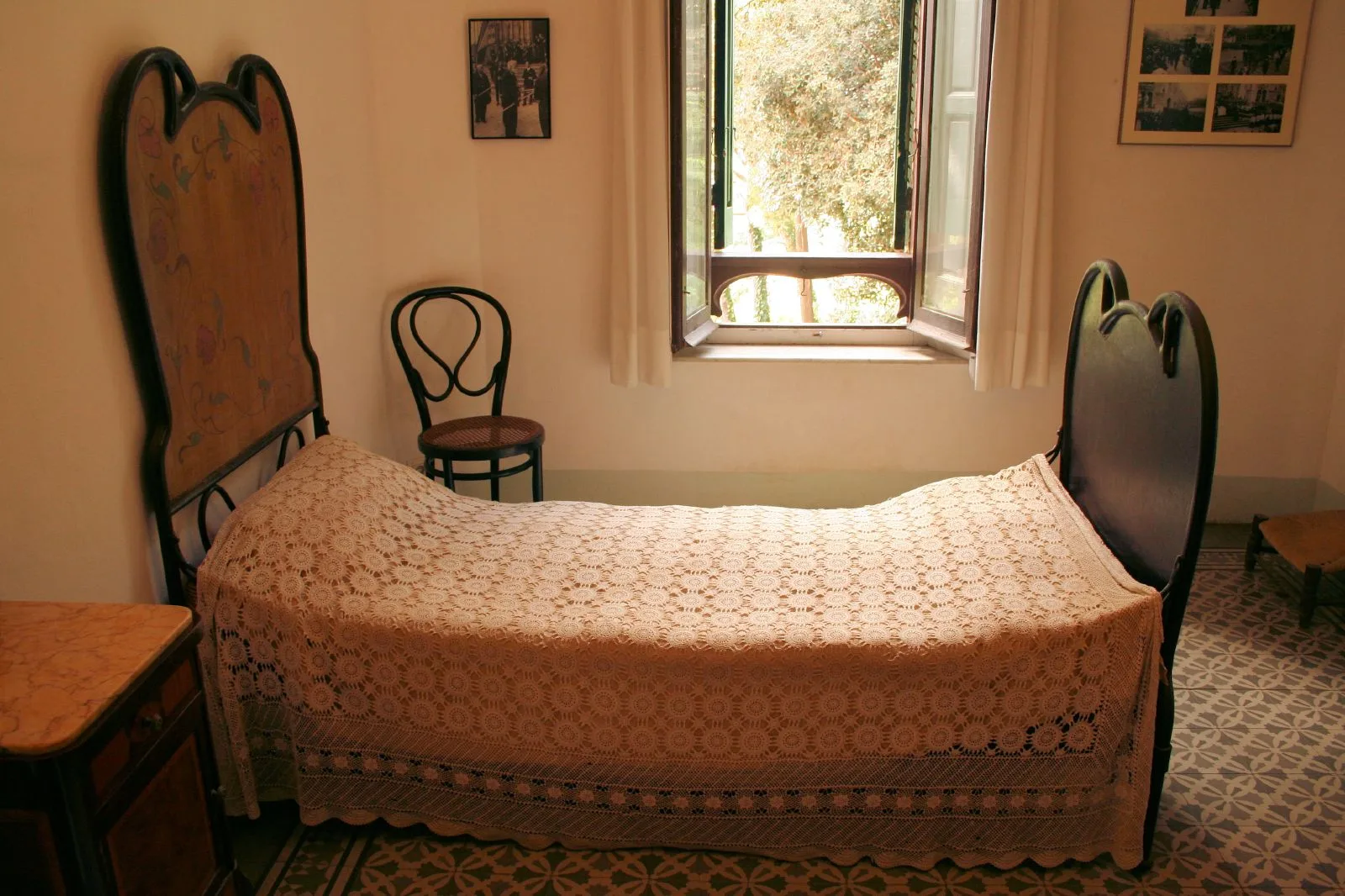 ห้องนอนของ Gaudí ในบ้านที่ Park Güell ภาพถ่ายเมื่อ 16 ตุลาคม 2007