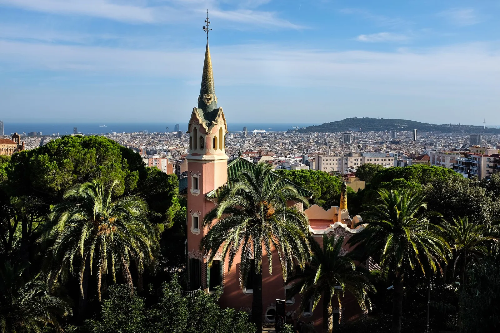บ้านเกาดี้และเมืองบาร์เซโลนา มองจาก Park Güell ภาพถ่ายเมื่อ 21 กันยายน 2014