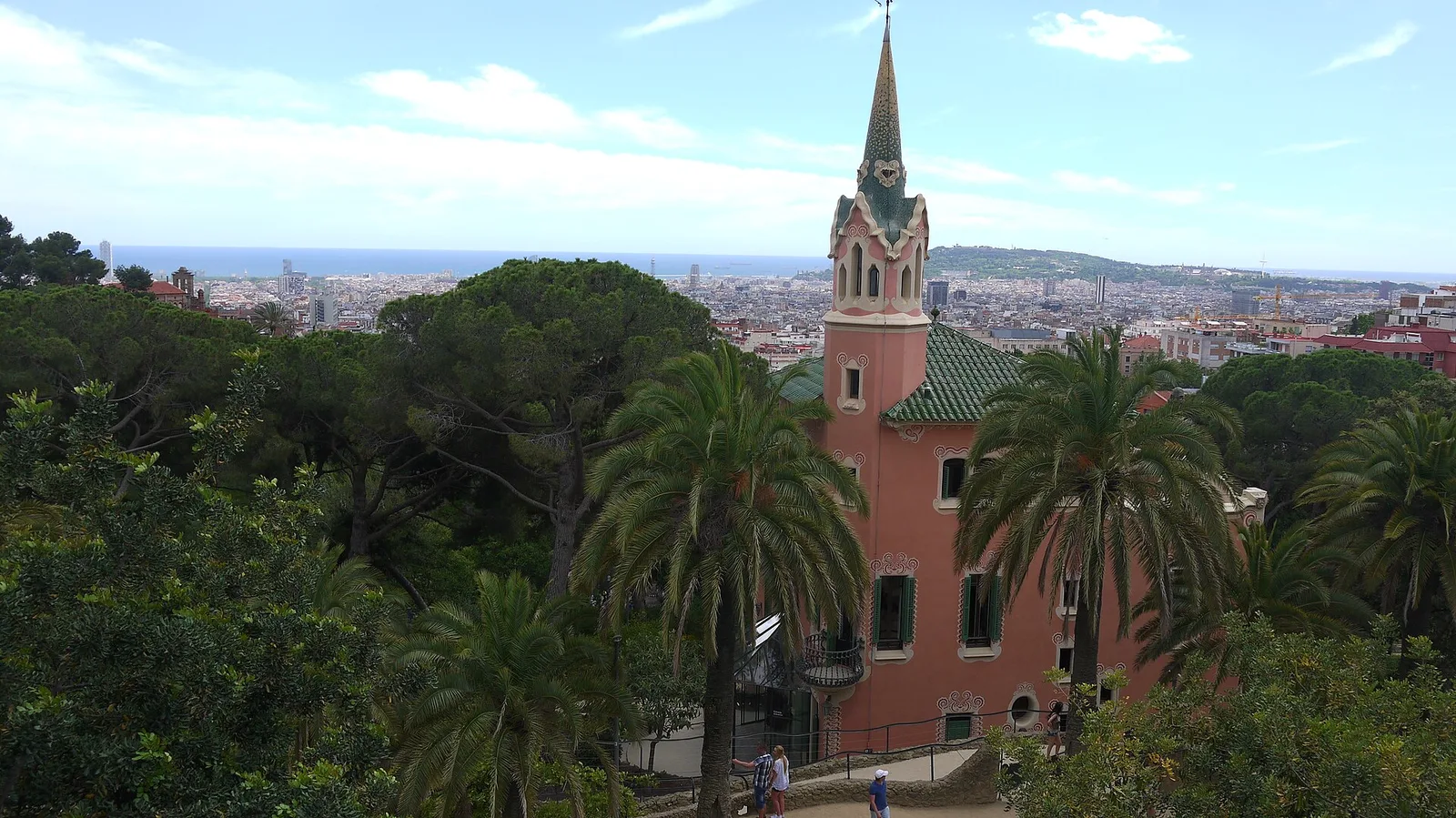 บ้านเกาดี้มองจาก Park Güell จากบริการภาพ Panoramio