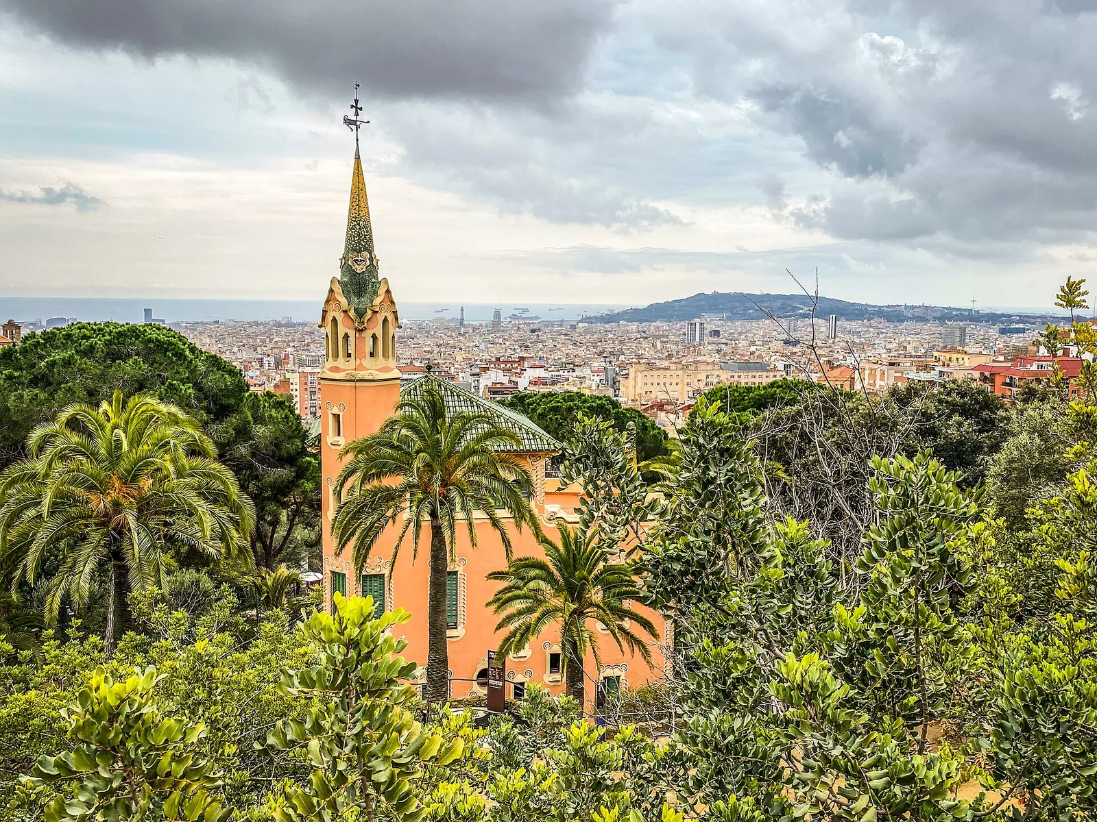 บ้านเกาดี้ท่ามกลางต้นปาล์มใน Park Güell ภาพถ่ายเมื่อ 11 มีนาคม 2022