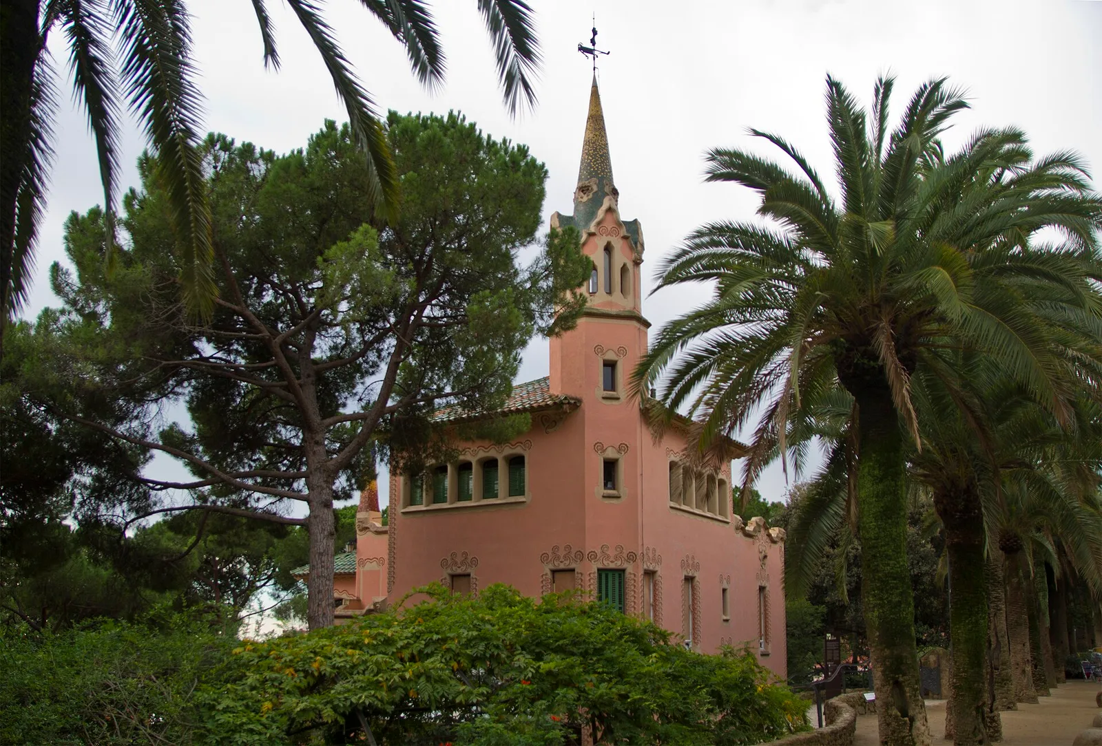 บ้านสีชมพูของ Gaudí ใน Park Güell จากบริการภาพ Panoramio