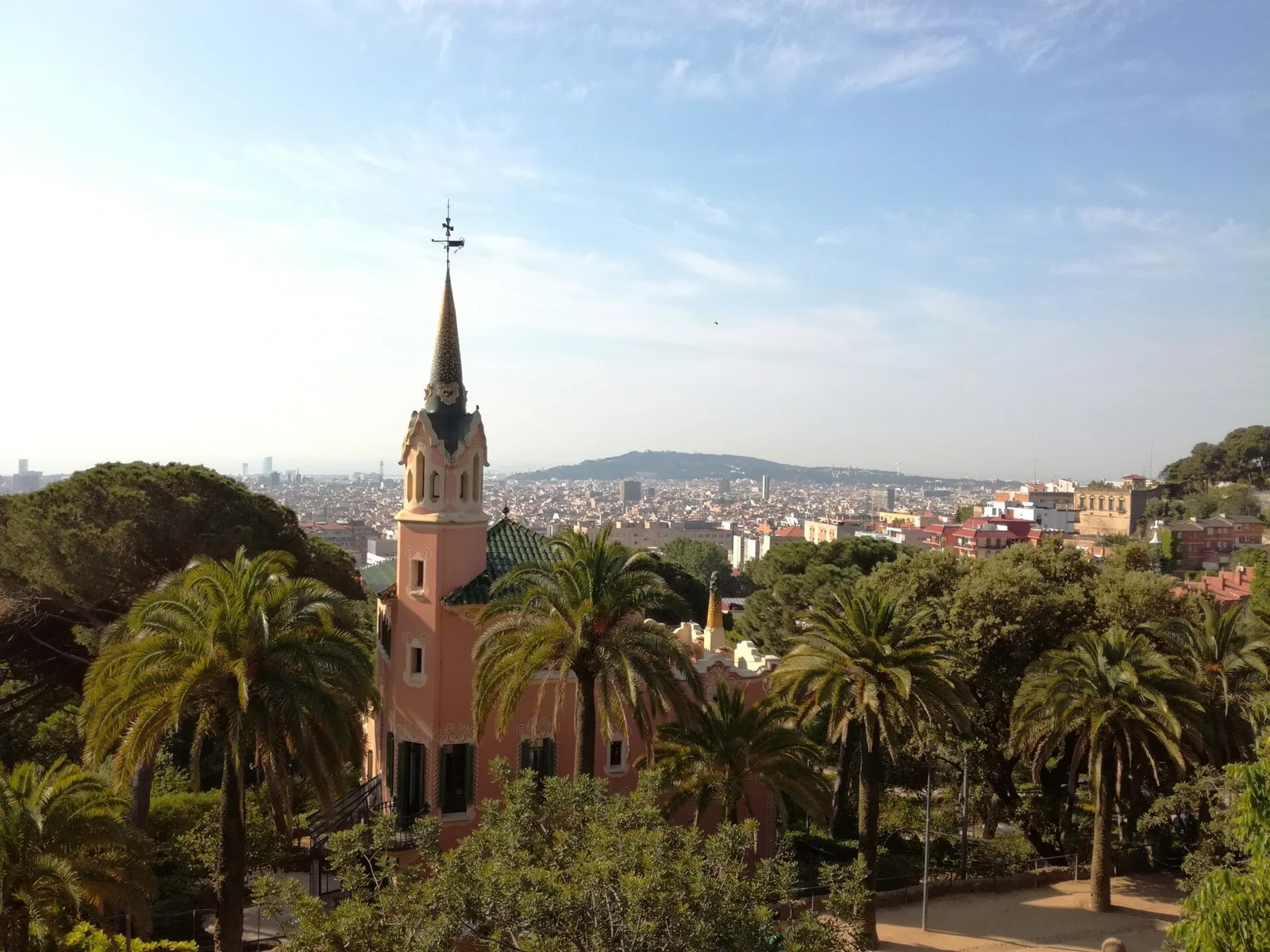 บ้านเกาดี้ใน Park Güell ภาพถ่ายเมื่อ 18 พฤษภาคม 2018