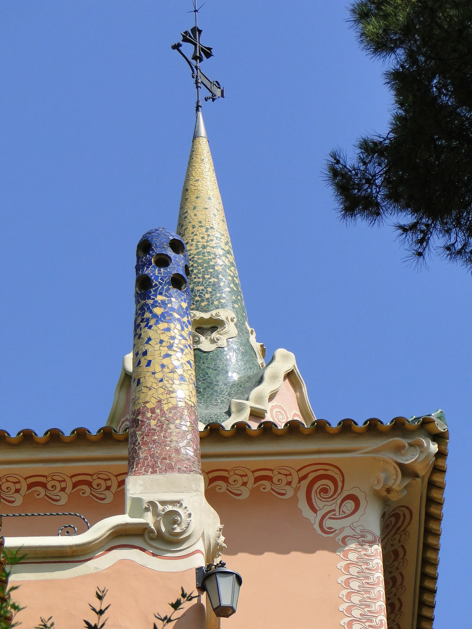 ยอดหอคอยปูกระเบื้องแตกของบ้านเกาดี้ใน Park Güell จากบริการภาพ Panoramio