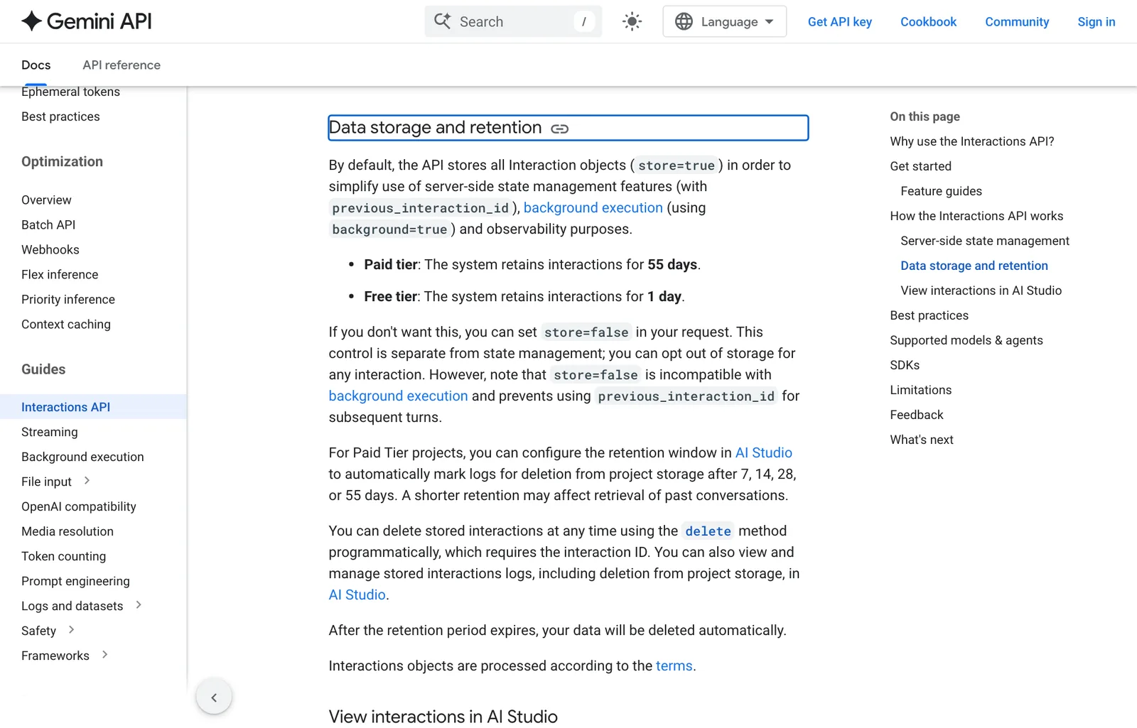 หัวข้อ Data storage and retention ในเอกสาร Interactions API ระบุว่าบริการแบบเสียเงินเก็บข้อมูล 55 วัน แบบไม่เสียเงิน 1 วัน และ store=false ใช้กับ background execution ไม่ได้