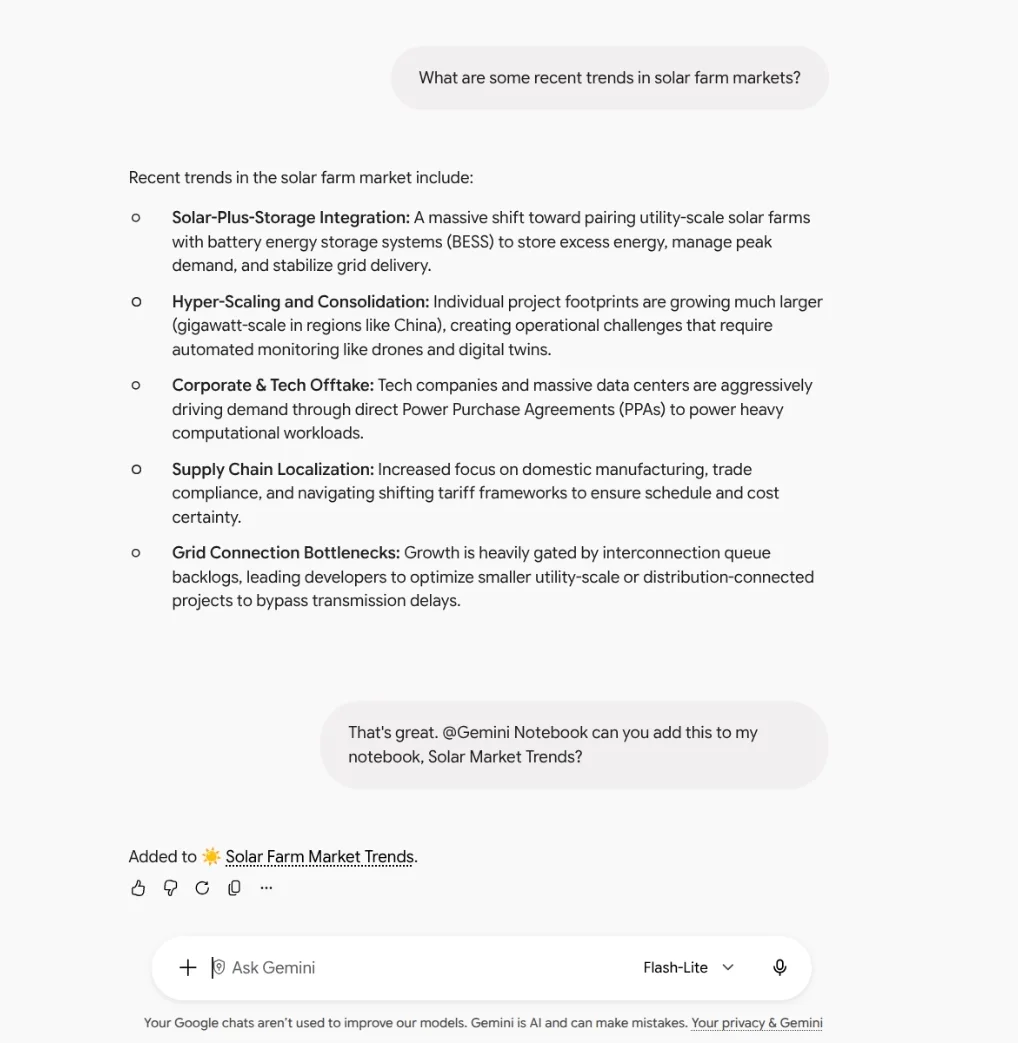 ภาพจาก Google แสดง Gemini Notebook Connected App ในแอป Gemini: ผู้ใช้ถามแนวโน้มตลาดฟาร์มโซลาร์ แล้วสั่ง @Gemini Notebook ให้เพิ่มคำตอบลงสมุดบันทึก Solar Market Trends